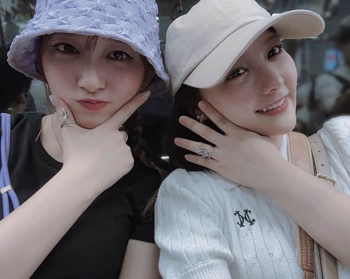 のインスタグラム：「☺︎ ※【爬虫類の写真があります苦手な方見ないでね】※ なたんと大好きな爬虫類達に会ってきた💜🦎 帰りになたんとお揃いトカゲリング買った💍 （仕事終わりでメイク濃いのです） @reptiles_resort」