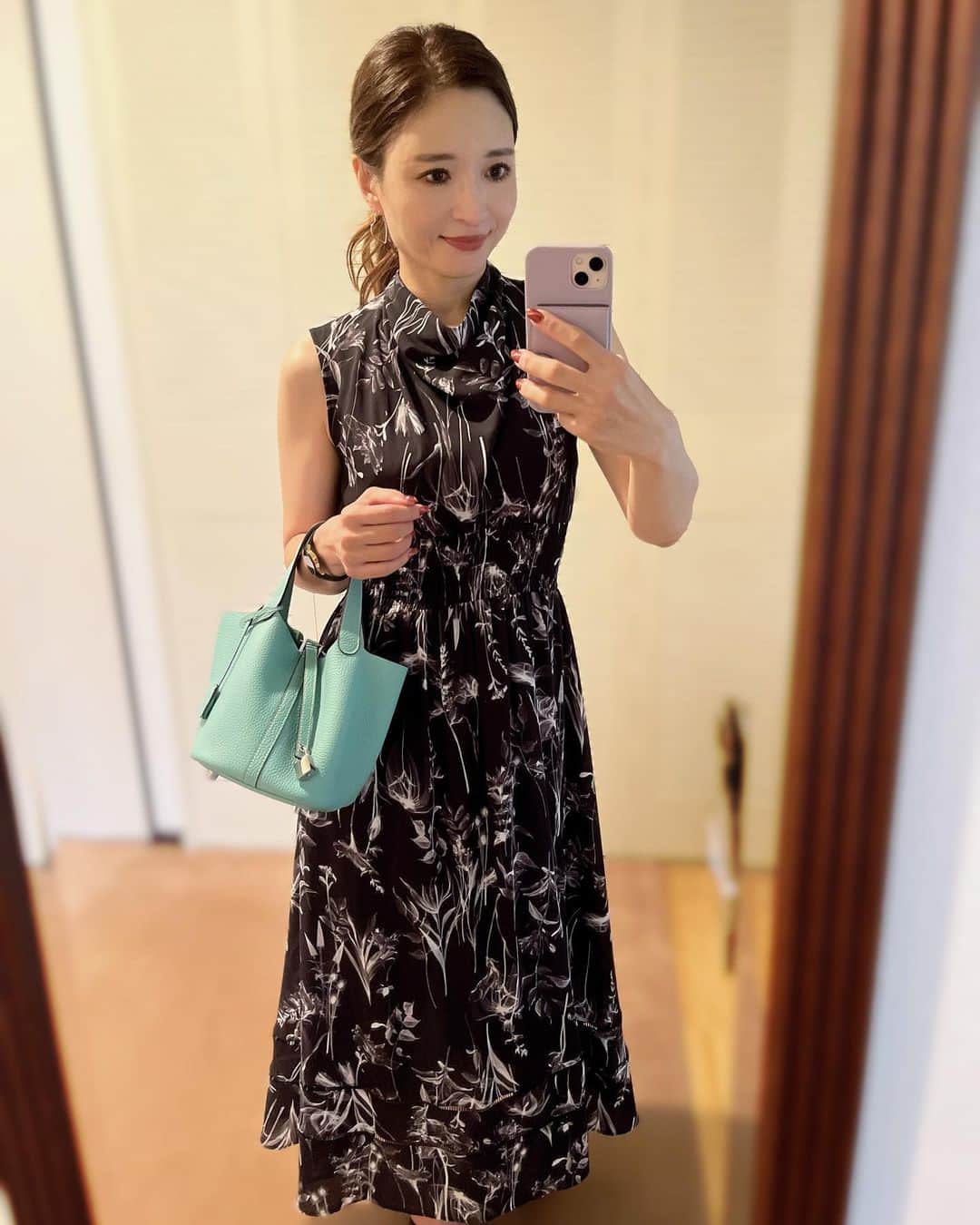 AriizumiEmaのインスタグラム：「コーディネート。 ワンピースは、お気に入りで2年ぐらい愛用中💓 ノースリーブは今月いっぱいかな🥹  #ワンピース　@fray_id   ☑️バッグは楽天ルームに載せています。 ストーリーに楽天ルームのリンクを貼りました💕  ・ #fashion#ootd#codinate#instafashion #コーディネート#アラフォー#アラサー#アラフィフ #大人コーデ #お仕事コーデ  #大人ファッション #大人可愛い #韓国ファッション#綺麗めコーデ#きれいめコーデ#カチューシャ#プチプラコーデ#50歳コーデ」