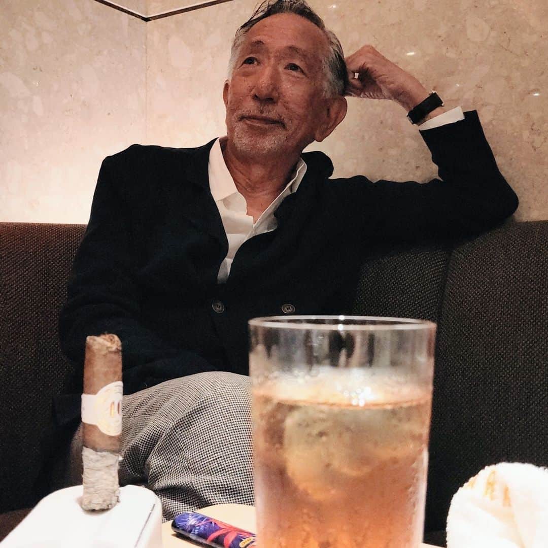 のインスタグラム：「籐の箱レストア中 ちょっくら色が濃かった・・？ 葉巻喫い喫い反省中のおっさん」