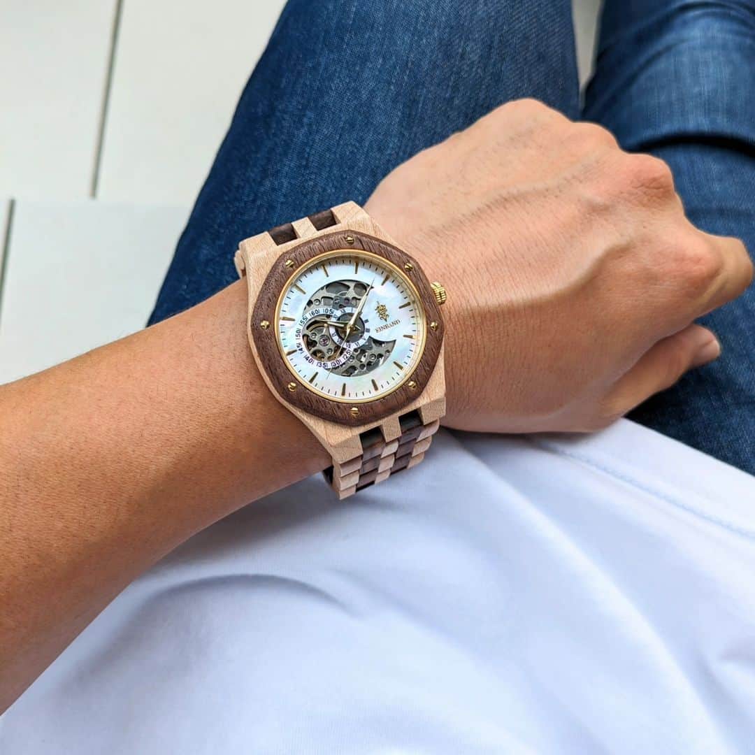 EINBAND -アインバンド-さんのインスタグラム写真 - (EINBAND -アインバンド-Instagram)「クルミ＆メイプルウッド 自動巻き木製腕時計⌚  天然貝マザーオブパールで 文字盤を製作させていただきました。  46mmのビッグフェイスで 存在感抜群の腕時計となります！  #EINBAND #木の腕時計」9月22日 10時36分 - einband_woodwatch