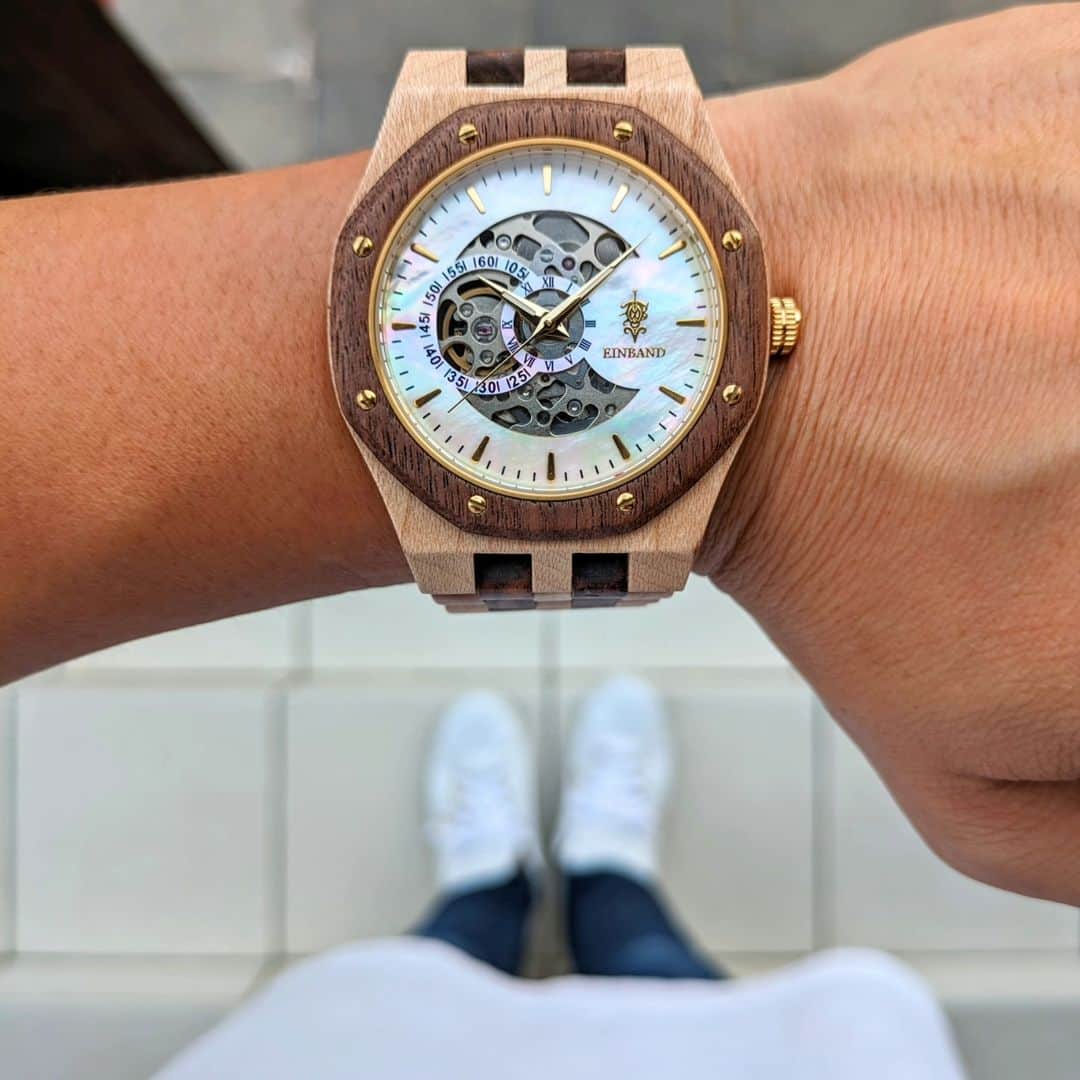 EINBAND -アインバンド-のインスタグラム：「クルミ＆メイプルウッド 自動巻き木製腕時計⌚  天然貝マザーオブパールで 文字盤を製作させていただきました。  46mmのビッグフェイスで 存在感抜群の腕時計となります！  #EINBAND #木の腕時計」