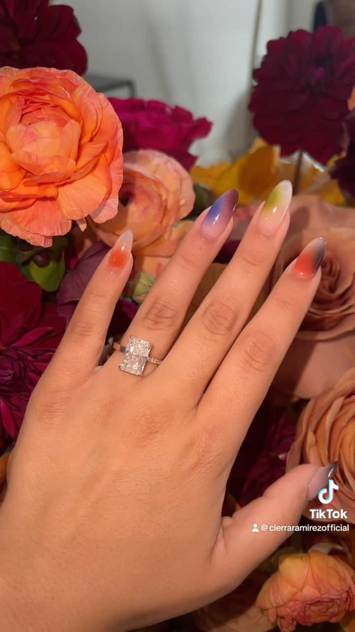 シエラ・ラミレスのインスタグラム：「i’ve always wanted to use this sound….thanks for giving me a reason to @othrsyde hehe ily💍💋  p.s. thank you to my amazing agent, Thomas for the flowers! p.p.s. thank you for my cutie fall nails @theblushnailbar!」