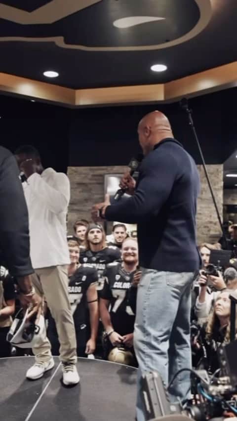 ドウェイン・ジョンソンのインスタグラム：「I was honored to be asked by my brother Coach Prime @deionsanders to say a few words to his team @cubuffsfootball minutes before they took the field against CSU.   My message to these young men was simple:  We control so much of our lives with the hard work and effort we put in with own two hands.  Callouses.   And always make it personal.   But clearly the shining light of this moment, was Mama Prime, herself, Ms Connie dropping that gospel  ❤️❤️  “Always be yourself and if you gotta kick ass, KICK ASS!!!”   Man I smiled big and loved this moment with all my heart ♥️ 👏🏾👏🏾  We’ll always be mamas boys.   #coachprime #cufootball #disruption」