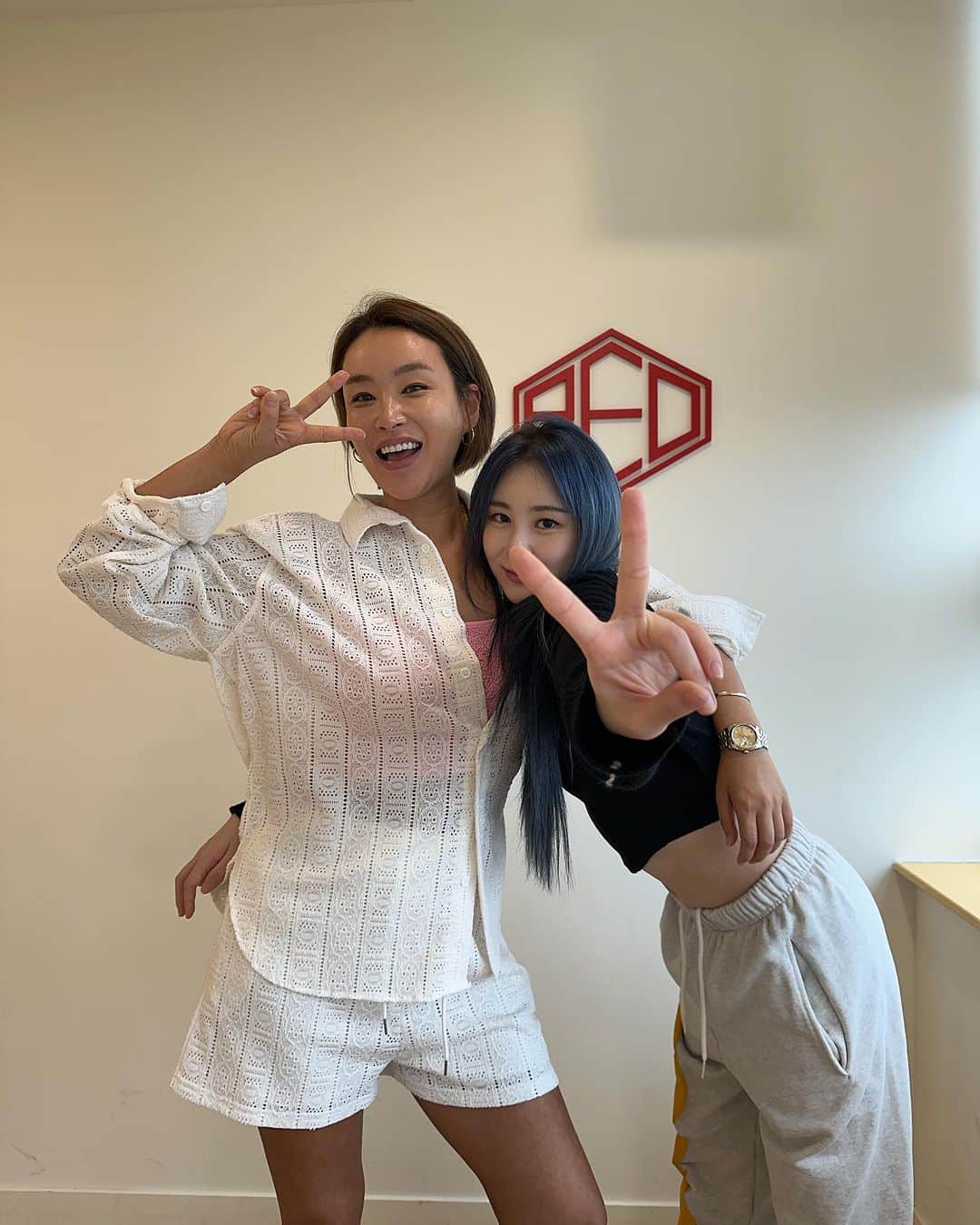 ペ・ユンジョンのインスタグラム：「채연아 노래넘좋드라👍 한 10분알려주더니 잘한다고 바로찍는너... 순간 아무말못함😮‍💨 너에게배운 첫 댄스다 ㅋㅋ 쌤 찾아와줘서 땡큐❤️ 이번앨범도 대박나길🙏 . . . #이채연#배윤정」