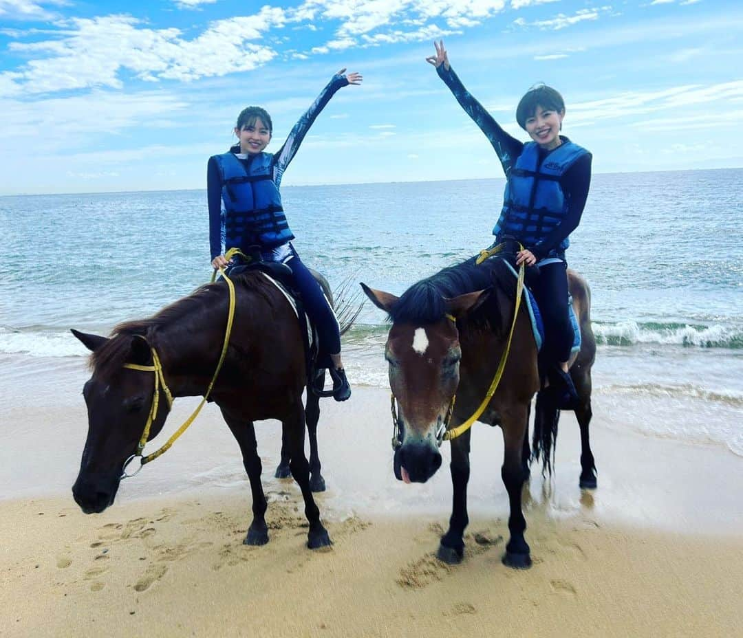 林マオのインスタグラム：「淡路島女子旅💕  #淡路島#女子旅#乗馬#海#ハーモニーワールド#🐴のドラム#馬と泳ぐ#読売テレビ#ツキいちanna#新人#西尾桃#ももりんご」