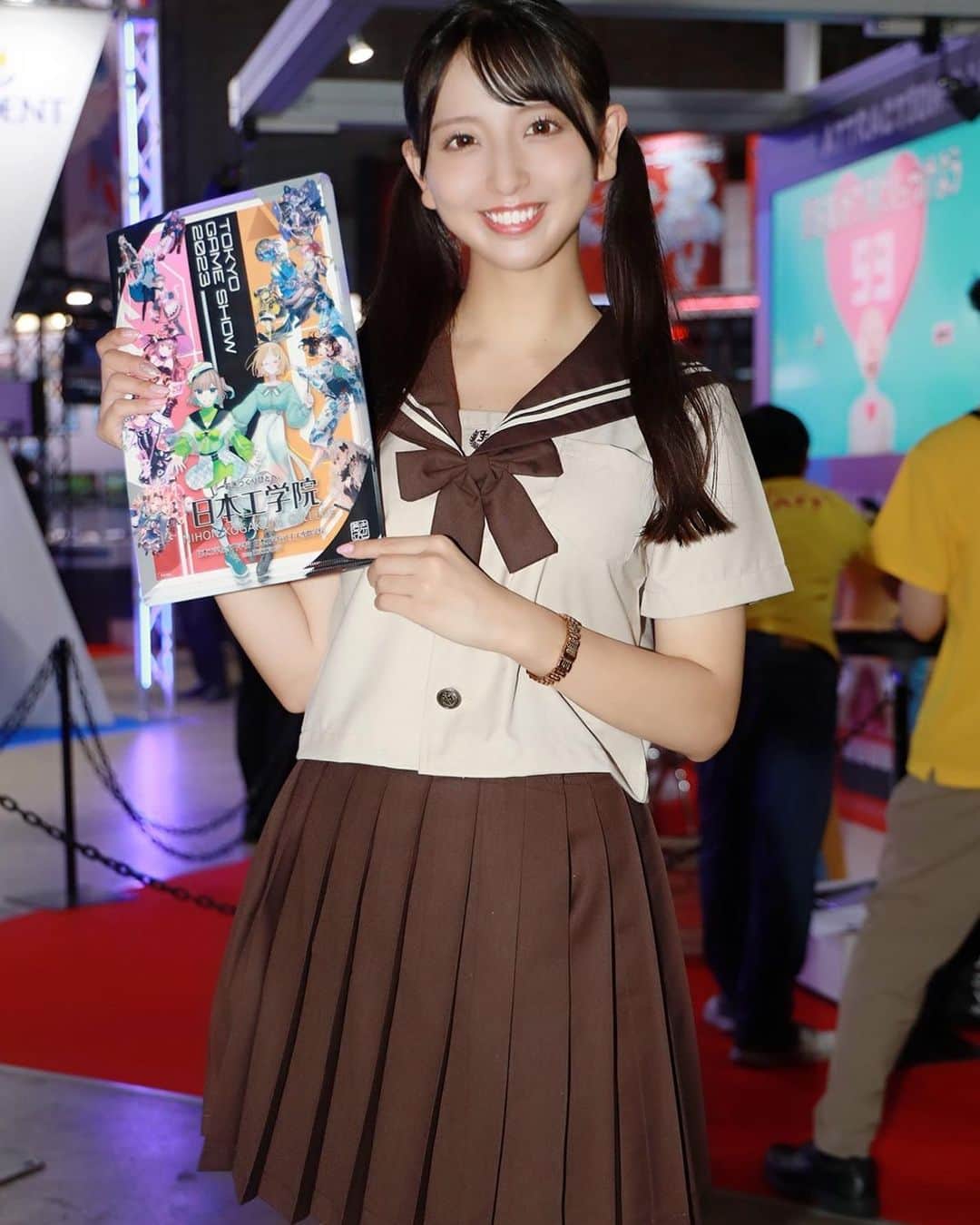 池永百合のインスタグラム：「🎮東京ゲームショウ2023🎮 9/21-24 @幕張メッセ 2ホール 【日本工学院】様ブースでお仕事させていただいてます♡  学生さんがデザインしたイラストのクリアファイルを配布してます♩  学生さんが製作したゲーム“メイクフレンズ”も体験していただけます🎮  衣装は2パターンあるので、ぜひ楽しみにしていてください🫶  #TGS2023 #tokyogameshow #東京ゲームショウ2023 #東京ゲームショウ #日本工学院 #コスプレ #制服 #セーラー服 #ツインテール」