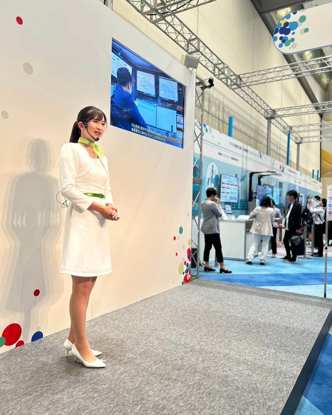 本城結実のインスタグラム：「今週はHitachi Social Innovation Forum 2023にてお仕事でした🎤  ナレーターが沢山いると プレゼンだけじゃなく裏でもお喋りが止まらない🤣🤣🤣 あっという間の4日間でした🙏💓 ご来場頂いた皆様、ありがとうございました  @yuki_1025 に脚が長く見える写真を撮ってもらいました☺️❤️」