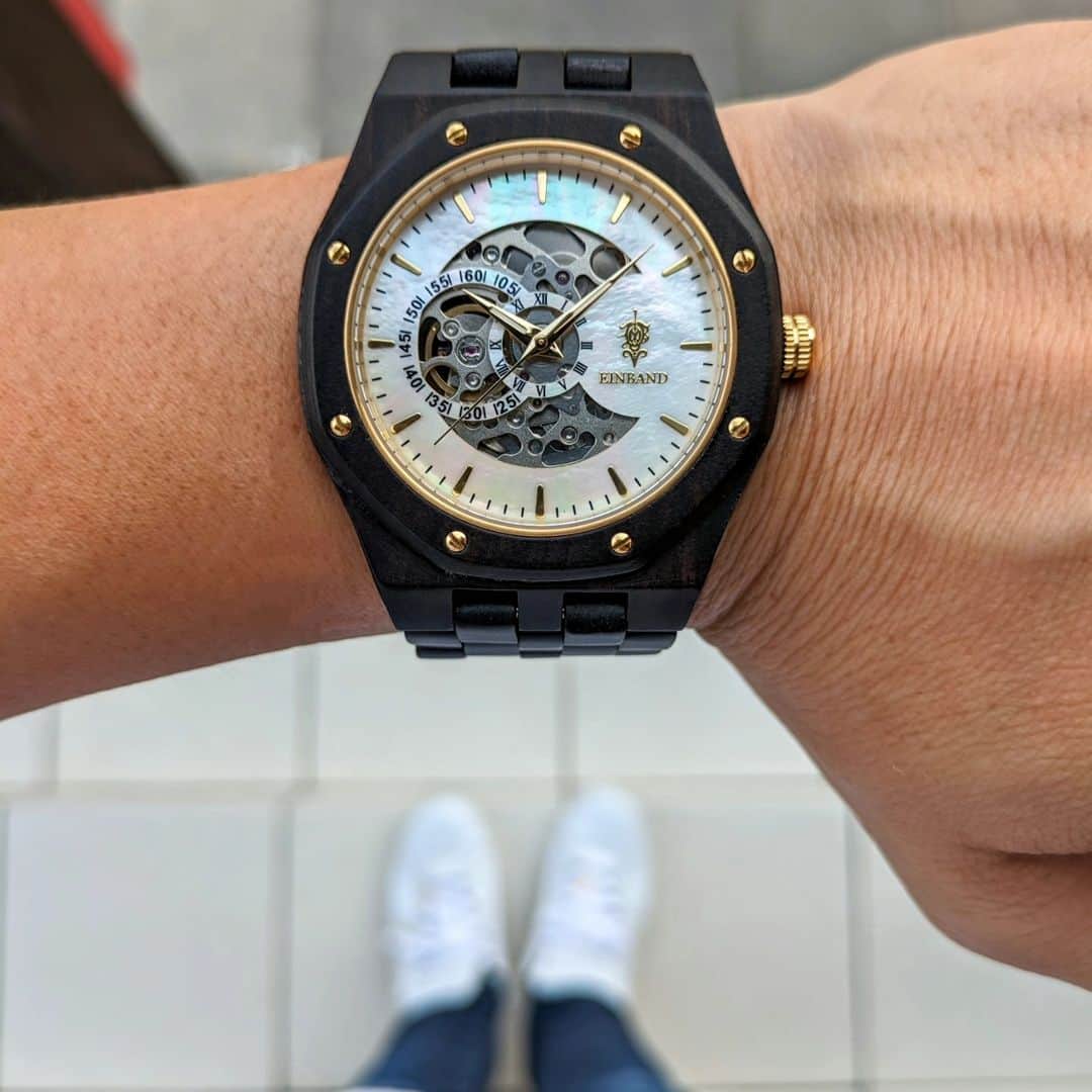 EINBAND -アインバンド-のインスタグラム：「天然貝マザーオブパールと 天然木エボニーウッド(黒檀)の コラボ自動巻きウッドウォッチ⌚  最も黒く高級素材の黒檀を贅沢に 使った自動巻き腕時計です。  マザーオブパールとの相性抜群です！  #EINBAND #木の腕時計」