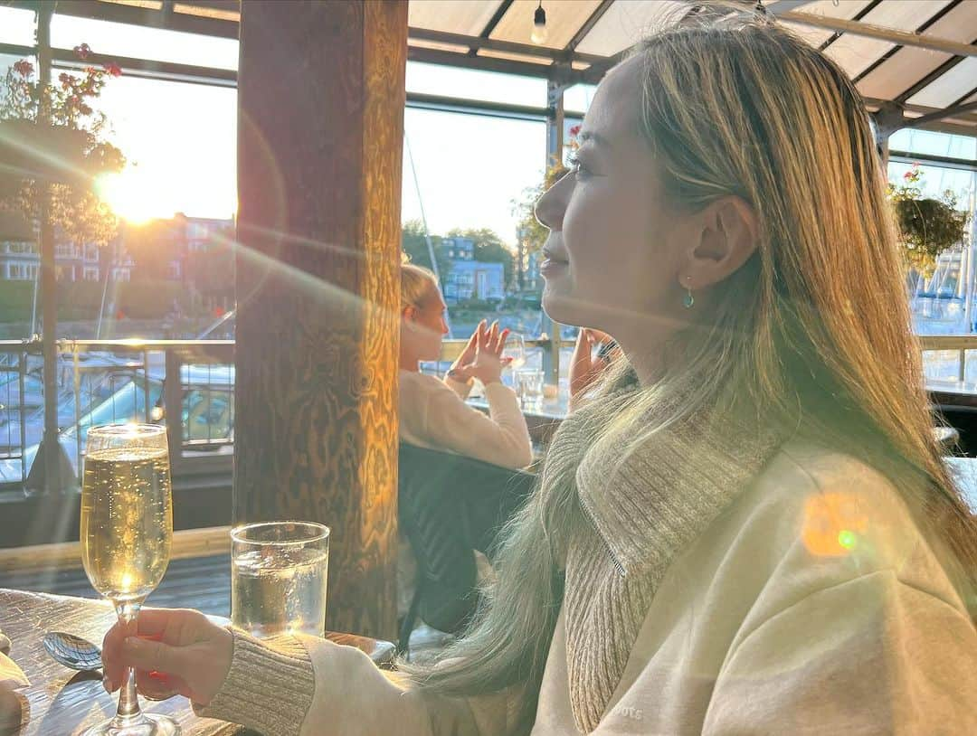 レイチェル・チャンさんのインスタグラム写真 - (レイチェル・チャンInstagram)「あっという間にバンクーバー最後の夜🥂グランビルアイランドを散策🎵今日は子供の頃、大好きでよく食べていたクラムチャウダーとロブスターが美味しそうな海辺のお店へ🦞🍽️ Last night in Vancouver.  We found a nice seafood restaurant strolling down Granville Island.  #vancouver #バンクーバー #granvilleisland #グランビルアイランド  #seafood #sunset #canada」9月22日 10時57分 - rachelchanjpn