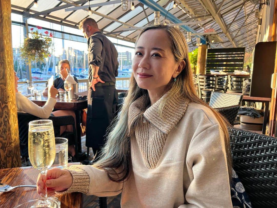 レイチェル・チャンのインスタグラム：「あっという間にバンクーバー最後の夜🥂グランビルアイランドを散策🎵今日は子供の頃、大好きでよく食べていたクラムチャウダーとロブスターが美味しそうな海辺のお店へ🦞🍽️ Last night in Vancouver.  We found a nice seafood restaurant strolling down Granville Island.  #vancouver #バンクーバー #granvilleisland #グランビルアイランド  #seafood #sunset #canada」
