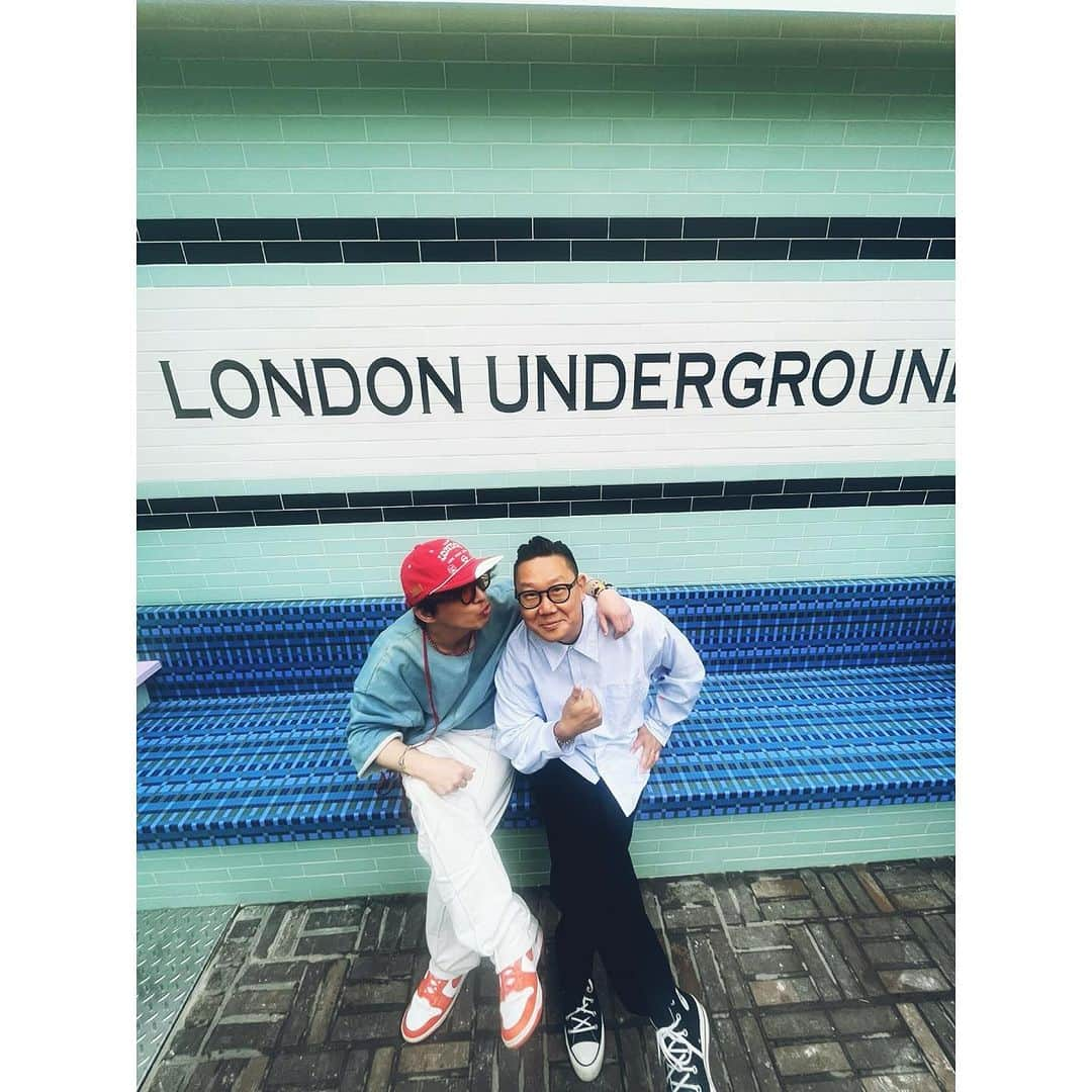 トン・ヒョンべさんのインスタグラム写真 - (トン・ヒョンべInstagram)「나는 런던을 다녀왔다~ @londonunderground.studio  여러분들도 두 달안에 런던 다녀오세요~ 🫵 서두르세요~~ #연무장길20_1  #londonunderground」9月22日 10時57分 - ___hyunbae___