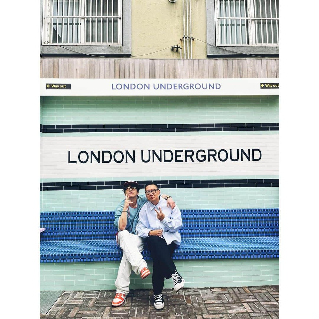 トン・ヒョンべさんのインスタグラム写真 - (トン・ヒョンべInstagram)「나는 런던을 다녀왔다~ @londonunderground.studio  여러분들도 두 달안에 런던 다녀오세요~ 🫵 서두르세요~~ #연무장길20_1  #londonunderground」9月22日 10時57分 - ___hyunbae___