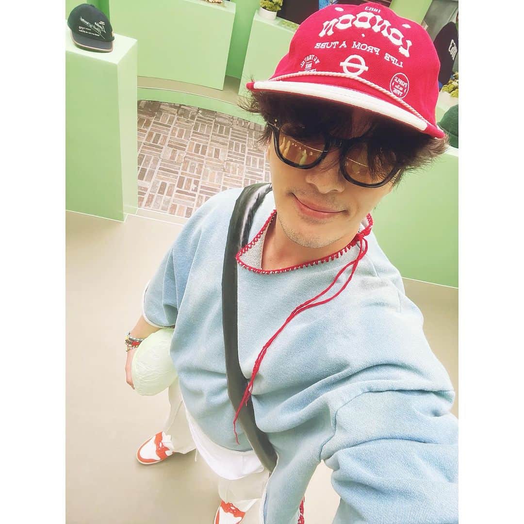 トン・ヒョンべのインスタグラム：「나는 런던을 다녀왔다~ @londonunderground.studio  여러분들도 두 달안에 런던 다녀오세요~ 🫵 서두르세요~~ #연무장길20_1  #londonunderground」
