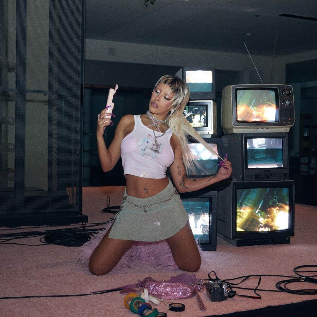 のインスタグラム：「we are over the AGORA HILLS excited for #Scarlet from @dojacat, out now on Amazon Music 🕷️」