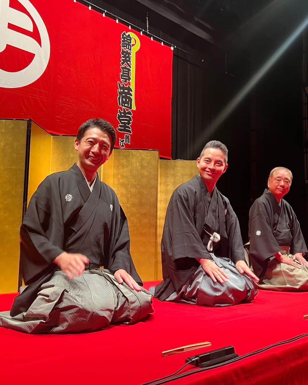三遊亭とむさんのインスタグラム写真 - (三遊亭とむInstagram)「札幌道新ホール披露興行！ ご来場頂きましてありがとうございました。 お笑い時代に初めて営業で行った思い出の会場！ １８年ぶりでした。嬉しかったなぁ！ ちゅうえいさんと飲み過ぎた。 ありがとうございました！  #錦笑亭満堂  #流れ星⭐︎ #やすと横澤さん」9月22日 11時01分 - tomusuetaka