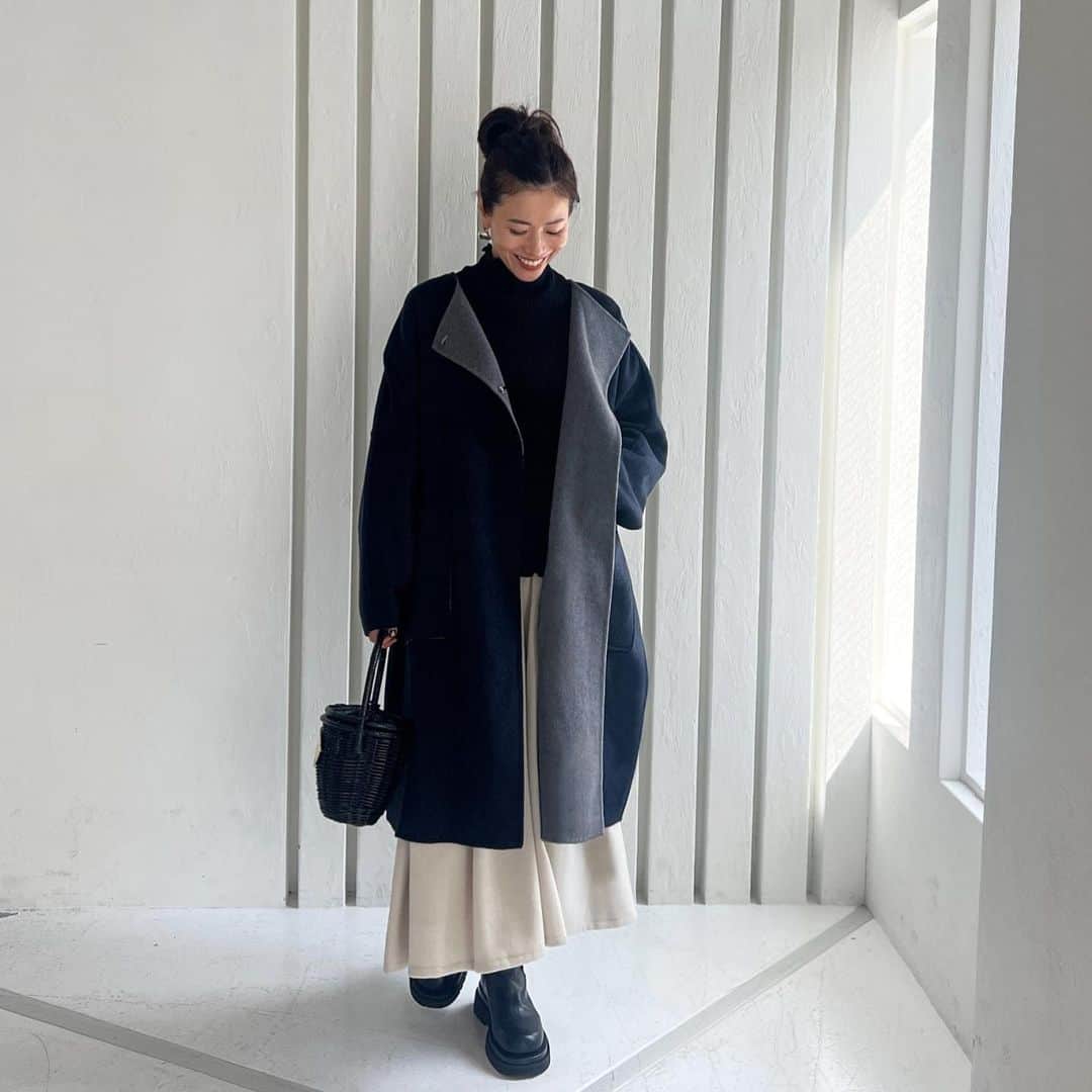 ayu kagawaのインスタグラム：「今年のコート⛄️ 🖤🩶🤎🤍  一昨年のリバーシブルコートが、毎日着やすい！可愛い！暖かい！で大好きだったので丈や切り替え位置を変えてブラッシュアップしました🫶 今年は少しコクーンシルエットになっているのもポイント🫶  小さいお子様がいらっしゃる方は中に抱っこ紐をして上からさっとこのコートを羽織れるし軽くて着心地のとても良いカシミヤ混の上質なコートです😌  リバーシブルなのでどちらの色で着ても可愛く雰囲気を変えて楽しんでいただけます🫶  大きめのポケットが付いていて機能面も💯 ゆったりと着るのが可愛い♡ 中に分厚めのニットも着て頂けます♡  お色はNAVY×GRAY、CAMEL×WHITE、ECRUの3色。  ECRUは両面ともECRUカラーです！この色が素敵すぎて🤍 こちらは2色にはなりませんがすごく綺麗な色なのでどうしても作りたくて🫶  上質で軽くて毎日着たくなるコートです♡ @bow.a_official  #bowa#ボウエー」