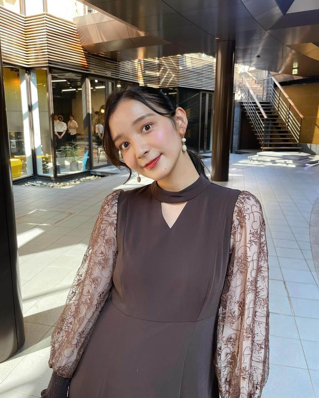 のインスタグラム：「先日の友人の結婚式👰‍♀️💍🕊️  おnewのパンプスと秋カラーのワンピース🍂に、 髪は一つにまとめて毛先はくるんと 可愛らしいスタイルにしました♡  one-piece  @andresd_official  pumps @rope_jp  accessories @graey_official   hair-set @uruu_tokyo   笑い涙ありの素敵な式に感動~ 末長くお幸せに😌🫶  #onishiyuriko #yurikocode」