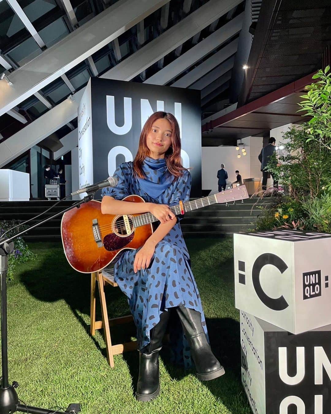 のインスタグラム：「「UNIQLO : C」ローンチパーティにモデル/シンガーとして出演させていただきました👗  とっても可愛くて着心地のいいこのBlueなワンピースに包まれながらの弾き語りをYouTubeにアップしましたのでぜひチェックしてください！ ”Blue Moment”を初めてフルで歌わせていただきましたよ！:)  #Blue #ユニクロ #UNIQLO #UNIQLOC」