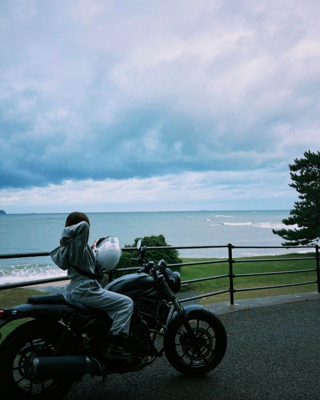 高木悠未さんのインスタグラム写真 - (高木悠未Instagram)「🏍️ 6:30 in志賀島  五感で楽しいね！この足でキャンプ行きたい！ 美味しいお米炊いて明太子乗せて食べたい！  カスタム部品届くの楽しみ!! オリジナル塗装のヘルメット作るって決めた!! #バイク #バイク女子 #bike #🏍️  #志賀島 #ツーリングスポット #ツーリング女子 #エリミネーター #eliminator」9月22日 11時15分 - yuumi_takaki05