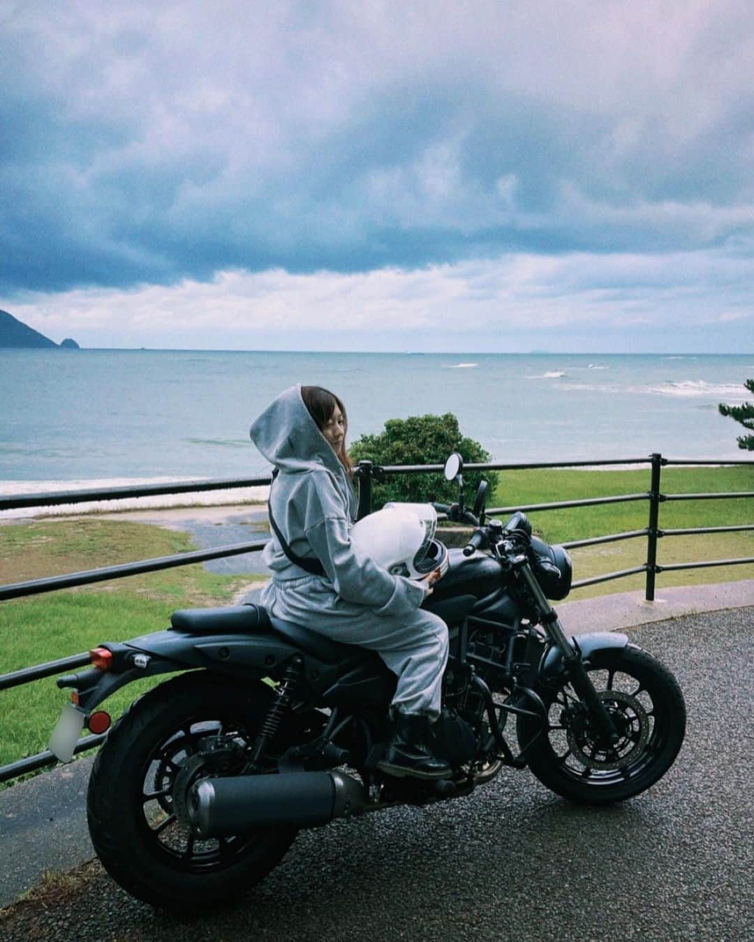 高木悠未のインスタグラム：「🏍️ 6:30 in志賀島  五感で楽しいね！この足でキャンプ行きたい！ 美味しいお米炊いて明太子乗せて食べたい！  カスタム部品届くの楽しみ!! オリジナル塗装のヘルメット作るって決めた!! #バイク #バイク女子 #bike #🏍️  #志賀島 #ツーリングスポット #ツーリング女子 #エリミネーター #eliminator」