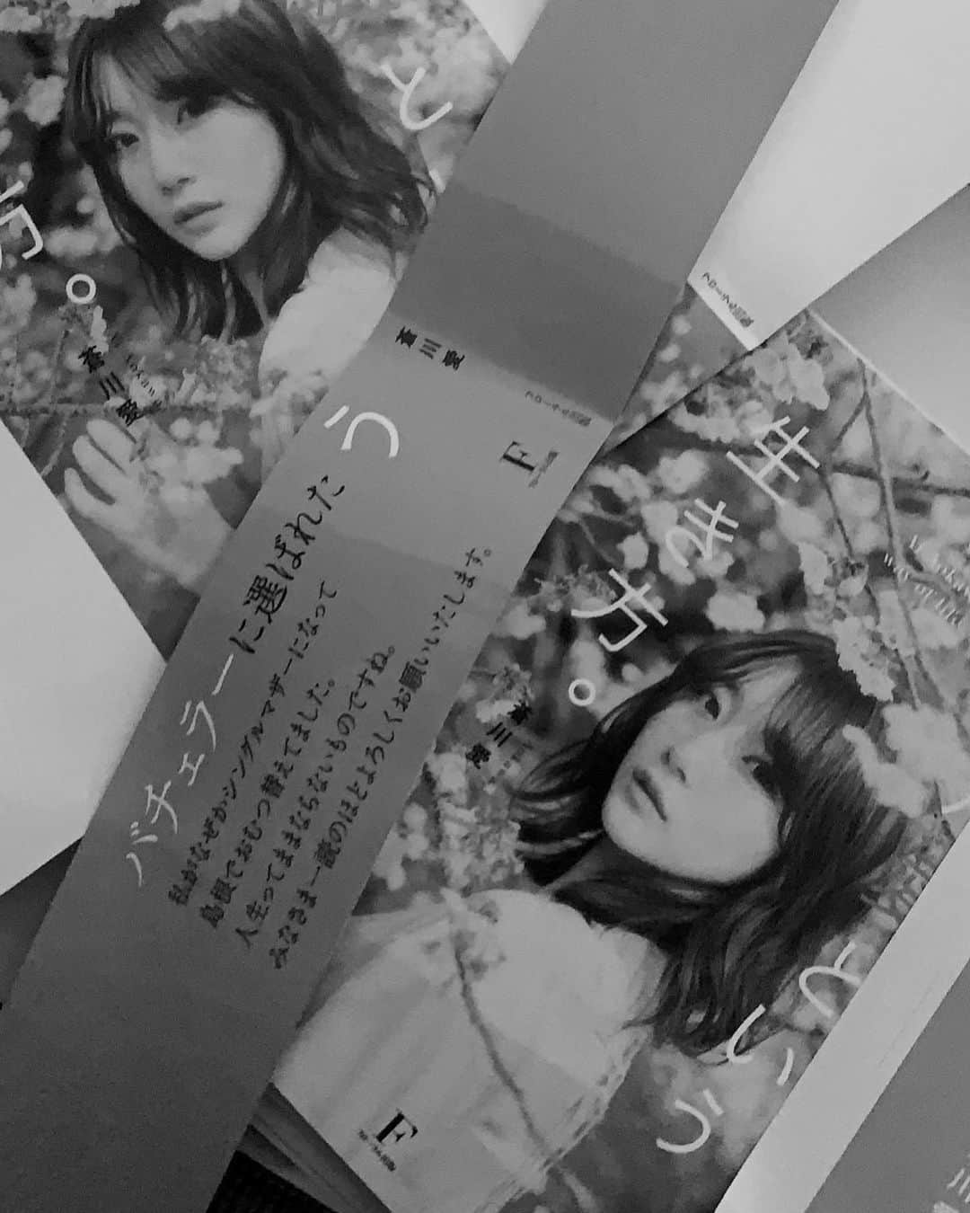 蒼川愛のインスタグラム：「【ご報告❤︎】 なんと10月初旬に初の著書を発刊することになりました❣️ (当初9月末でしたが、1週間延びております🙇🏻‍♀️) . . まさか私が本を出す…？😳😳 夢のまた夢のように思えた出来事が、あれよあれよと形になり皆様にお届けできることになりました。 . 実感は全くと言って良いほどないのに、緊張と不安とソワソワ感だけは妙に感じています。 . 蒼川愛って何を考えているんだろう？どんな人生を送ってきたんだろう？ と興味本位で見て頂けるのはもちろん、  日々生きづらいなぁと感じたり、悩みを1人で抱えていたり、現代を生きる悩める女の子たちにそっと寄り添えたら嬉しいです‪‪❤︎‬ . この機会にイベントなど皆んなに会える機会をつくれたら嬉しいなぁと思っていて、今書店さんや出版社の方達と相談しています❣️今後のお知らせを楽しみにしていてくれると嬉しいです🫶🏻 . . . . .  #フローラル出版 #出版 #子育て #恋愛」