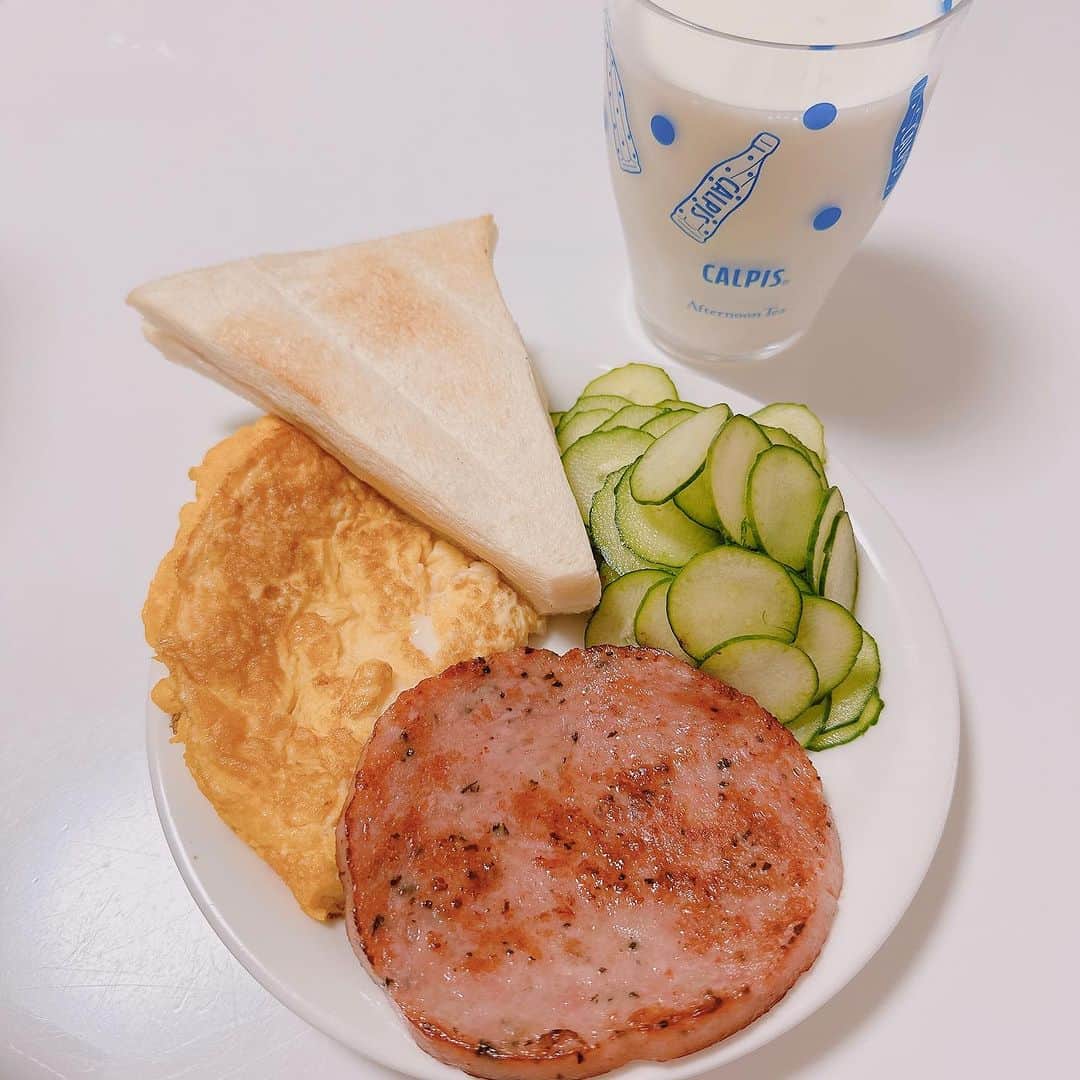 堀田祐美子のインスタグラム：「朝食。  グラスはカルピスだけど中身は牛乳。  可愛いグラス。  @yumiko_hotta  @t_hearts2020  #堀田祐美子 #yumikohotta  #prowrestling  #プロレス #womansprowrestling  #女子プロレス  #hearts82 #thearts  #カルピスグラス  #朝食」