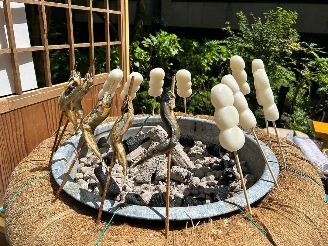 【公式】箱根湯本温泉 天成園のインスタグラム：「♨︎  皆さんこんにちは✨✨  昨日から不安定な天気が続き 朝晩は少しひんやりとしていますね☔️  土日祝日は玉簾の瀧前で三福だんごや 鮎の塩焼きを販売しています🍡  今月の29日は十五夜でもあるので 天成園で美味しいお団子を食べましょう🤤  #箱根 #箱根湯本 #天成園 #箱根湯本温泉 #天成園箱根湯本 #温泉 #本格温泉 #箱根ホテル #箱根旅館 #箱根旅行 #旅行 #個室 #貸し切り #レンタル浴衣 #露天風呂 #日本庭園 #神社 #滝 #日帰り温泉 #hakone #箱根グルメ #三福だんご #高尾山  #高尾山グルメ」
