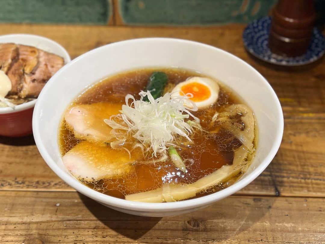 SUSURUさんのインスタグラム写真 - (SUSURUInstagram)「一言、ガチとだけ。 醤油ラーメンが最高に美味しかったです。 #susuru_tv #ラーメンフリーバーズ #フリーバーズ #本郷台 #神奈川 #醤油ラーメン #超うまい  #ラーメン #らーめん #ramen #ラーメン部 #ramennoodles #毎日ラーメン生活 #麺スタグラム #japaneseramen #japanramen #foodstagram #foodie #noodles #instanoodle #instaramen #instafood #神奈川ラーメン #塩ラーメン」9月22日 11時27分 - susuru_tv