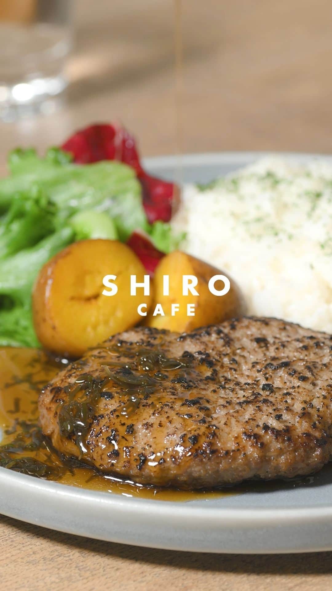 shiroのインスタグラム：「【SHIRO CAFEに新メニューが登場】 SHIRO CAFE砂川本店・自由が丘店に「特製SHIROハンバーグディッシュ」が新登場。 北海道産の合い挽き肉を使用したハンバーグをふっくらジューシーに焼き上げ、がごめ昆布ポン酢ソースを別添えで。とろみのあるコク深いポン酢ソースは、くせになる味わいです。 北海道野菜のフレッシュなサラダと、自然の甘みが詰まったインカのめざめのポテトフライと共にお楽しみください。  ■特製SHIROハンバーグディッシュ がごめ昆布ポン酢ソース 砂川本店 1,540円(税込) / 自由が丘店 1,815円(税込) ※ライス大盛り +110円(税込)  Supervised by @takaoggi Video by @keitasawa.photo  ────────────────── 【店舗情報】 SHIRO 砂川本店  北海道砂川市豊沼町54-1 みんなの工場内 TEL：0125-52-9646 営業時間：11:00～19:00（ラストオーダー 18:30）  SHIRO 自由が丘店 東京都目黒区自由が丘2丁目9-14 アソルティ1F・B1F TEL：03-5701-9146 営業時間：11:00～20:00（ラストオーダー 19:30） ──────────────────  #SHIRO #SHIROCAFE #SHIRO砂川本店 #みんなの工場 #SHIRO自由が丘店」