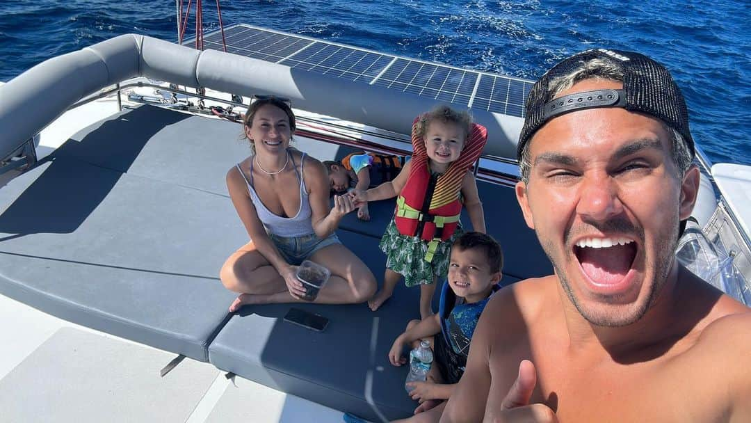 アレクサ・ヴェガのインスタグラム：「A perfect day on the water with the fam :) SWIPE -> to see Kingston living his best life 😂」