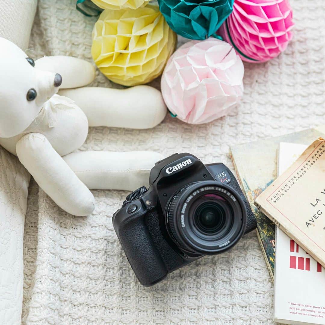 Canon EOS Kiss公式［with Kiss］のインスタグラム：「.#eoskiss シリーズの最新一眼レフ「EOS Kiss X10i」。 兄弟モデルの「EOS Kiss X10」に比べて、より本格的な撮影性能を搭載しています。ベストショットを逃さない高速連写や、顔を認識・追尾するオートフォーカス性能など、⠀使いやすいサイズながら、上位モデルEOS 90Dと共通の機能が多く、幅広い楽しみ方ができるカメラになっています。 . #EOSKissX10i の詳細は、本アカウントのプロフィール（ @with.kiss ）にあるURLから。 . ★Kissユーザーの皆さんの写真をご紹介！ .⠀  キヤノンEOS Kissで撮られた写真に「 #Kissカメラ 」をつけて投稿いただいた皆さまの写真をご紹介します。 . #EOSKissX10i #KissisMyLife #eoskiss #withkiss #キヤノン #canon #eos #kissカメラ #育児 #子育て #親ばか #こども #子供 #写真」