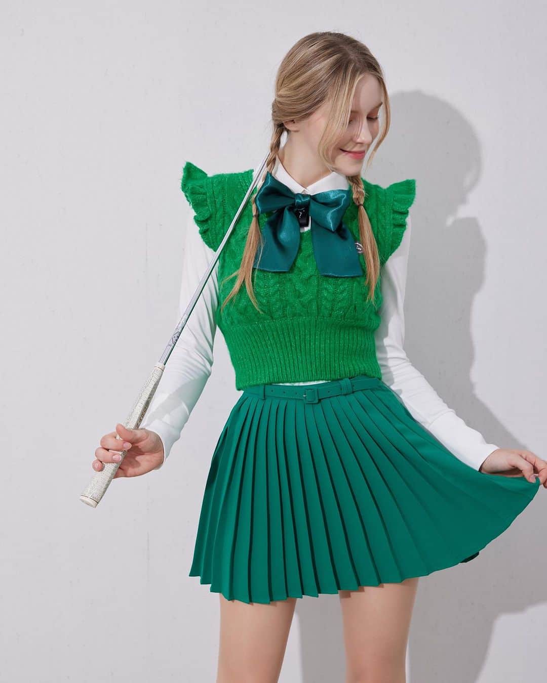 J.JANE JAPANさんのインスタグラム写真 - (J.JANE JAPANInstagram)「.  Romantic Autumn with J.JANE〜❥︎:❥︎  秋のレイヤードベストのマストアイテム。 肌触りの良い温かみがあり 秋から冬にかけてアウター代わりとしても活躍します。  2023年モデルとしてグリーンカラーが 新登場いたしました♥  ●Tops Frill knit vest（Green） ¥21,000（in tax）  Big Collar Classic T-shirt(White) ¥22,000（in tax）  Satin Big Ribbon(5color) ¥2,980（in tax）  ●Bottom  Unbalanced Pleats Skirt(Green) ¥29,800（in tax）  🇯🇵 https://www.j-jane.jp/  ⋱⋰ ⋱⋰ ⋱⋰ ⋱⋰ ⋱⋰ ⋱⋰ ⋱⋰  #韓国ゴルフウェア#ゴルフウェア#ゴルフウェアレディース #可愛いゴルフウェア#j_jane#ゴルフウェアセレクトショップ #人気ゴルフウェア #ゴルフ女子#ゴルフ女子コーデ」9月22日 11時42分 - j.jane_japan