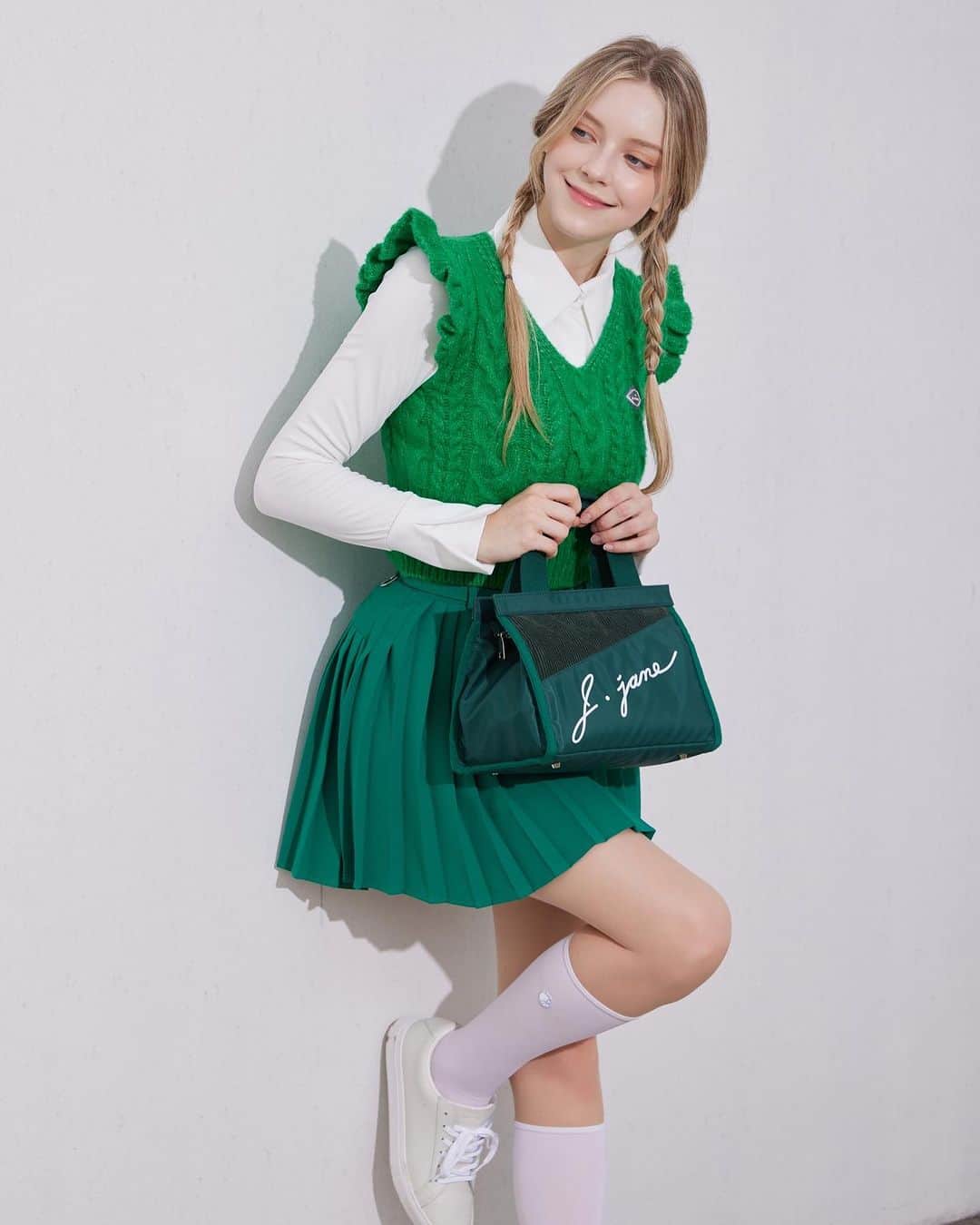 J.JANE JAPANさんのインスタグラム写真 - (J.JANE JAPANInstagram)「.  Romantic Autumn with J.JANE〜❥︎:❥︎  秋のレイヤードベストのマストアイテム。 肌触りの良い温かみがあり 秋から冬にかけてアウター代わりとしても活躍します。  2023年モデルとしてグリーンカラーが 新登場いたしました♥  ●Tops Frill knit vest（Green） ¥21,000（in tax）  Big Collar Classic T-shirt(White) ¥22,000（in tax）  Satin Big Ribbon(5color) ¥2,980（in tax）  ●Bottom  Unbalanced Pleats Skirt(Green) ¥29,800（in tax）  🇯🇵 https://www.j-jane.jp/  ⋱⋰ ⋱⋰ ⋱⋰ ⋱⋰ ⋱⋰ ⋱⋰ ⋱⋰  #韓国ゴルフウェア#ゴルフウェア#ゴルフウェアレディース #可愛いゴルフウェア#j_jane#ゴルフウェアセレクトショップ #人気ゴルフウェア #ゴルフ女子#ゴルフ女子コーデ」9月22日 11時42分 - j.jane_japan
