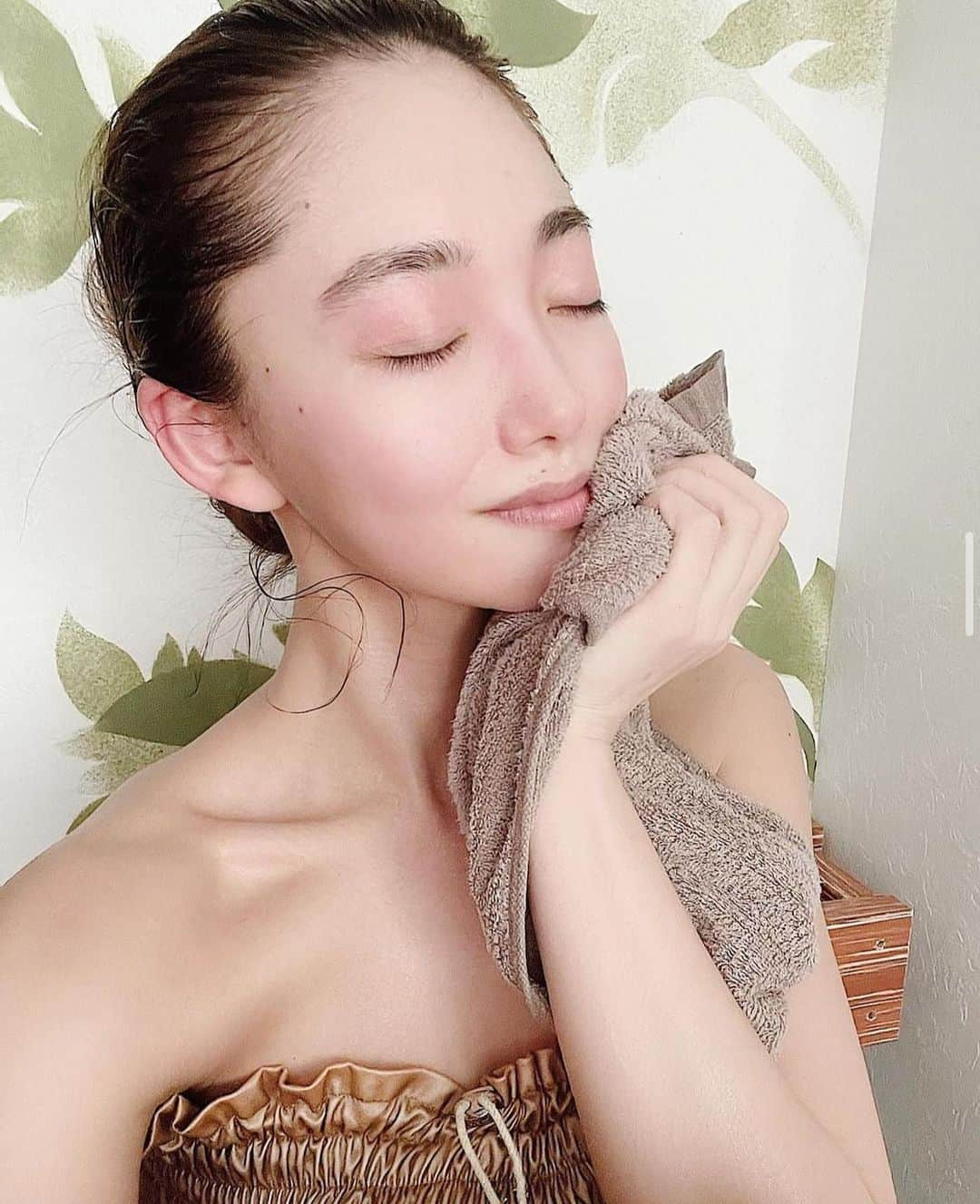 愛菜さんのインスタグラム写真 - (愛菜Instagram)「私の中で今も昔も変わらない 1番の美容法が《よもぎ蒸し》 自分のお店とお家でするよもぎ蒸しが 1番好きです💆‍♀️ 唯一台本なしで何時間でも 語れるのがよもぎ蒸し。 そのくらいママと一緒に作り上げてきた よもぎ蒸しサロンの存在は大きいです。  正直に話すと私って 子供が出来にくい身体って20歳くらいの時から 病院の先生にも言われてて 生涯子供に会えることは無いのかなって 一人で落ち込んだり 考えない様にしてる時期もあった...  でも、ママがよもぎ蒸しサロンを開業して よもぎ蒸しと出会い 最初は痩せたくてダイエット目的でやってたのに それ以外にもメリットが沢山あって 身体の中から本気で変わった！ あれほど子供が出来にくい身体だったのに 子宮を温め続けた事によって まさかの妊娠！ 今振り返るとママとよもぎ蒸しには感謝しかない❤︎  そして肌も綺麗になったし 太りにくくもなった実感もある！ 周りからも言われるくらい。  いまは色んな事情があり お店を一旦休業してるけど また必ずよもぎ蒸しや美容のお仕事したいと思ってます。 美容にもダイエットにも妊活にも 本気でお勧めします❤️‍🔥  #よもぎ蒸し #妊活 #ダイエット #美肌 #よもぎ蒸しサロン  #よもぎちゃん」9月22日 11時42分 - ainaaa0622