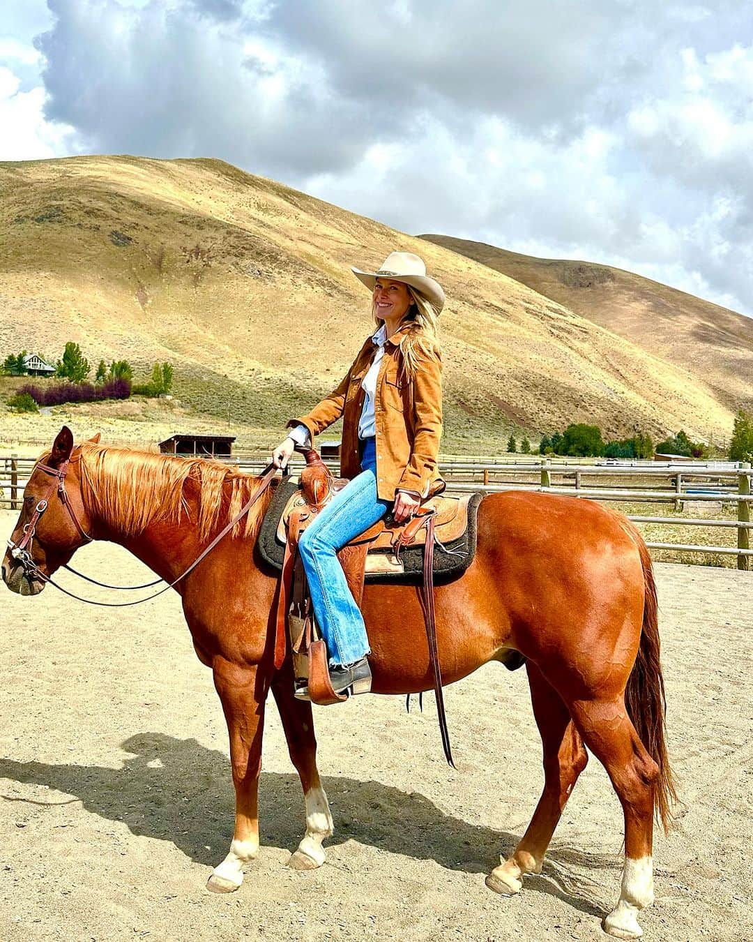 アリ・ラーターのインスタグラム：「Jersey cowgirl, back on the saddle! What can I say? If anyone told me 3 years ago that I would be living in the mountains, raising myself and my family, rediscovering my marriage, and that would lead to this new life I would never have believed it. But trusting my gut, hiking these blessed mountains until tears burst through, laughing with new friends, always savoring great wine, occasionally pulling the covers over my eyes because the fears of the unknown were paralyzing, fighting for work and then landing the role of my dreams… it was always about having faith in the journey of life. The peaks and valleys. I hope everyone who reads this believes that everything they need is truly within reach if they dare to dream. ❤️💫❤️」