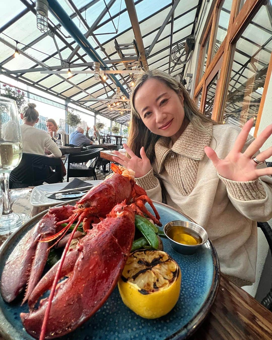 レイチェル・チャンのインスタグラム：「夫はあまり好きではないようで、巨大ロブスターを1人で食べています🦞😆  #lobster #ロブスター #granvilleisland #グランビルアイランド  #vancouver #バンクーバー」