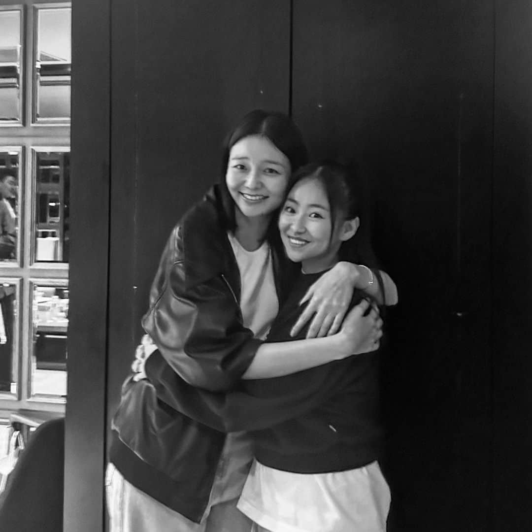 チョ・ヒョナさんのインスタグラム写真 - (チョ・ヒョナInstagram)「솜이 @esom_  덕분에 천박사 퇴마 연구소 시사회 잘 다녀왔어여  솜이 멋져 #추석엔천박사 #천박사퇴마연구소 #천박사퇴마연구소_설경의비밀 #외유내강 #이솜 #이동휘 @dlehdgnl #강동원 🖤  🖤🤍고마워 멋지다 모두🤍🖤」9月22日 11時45分 - tenomahj