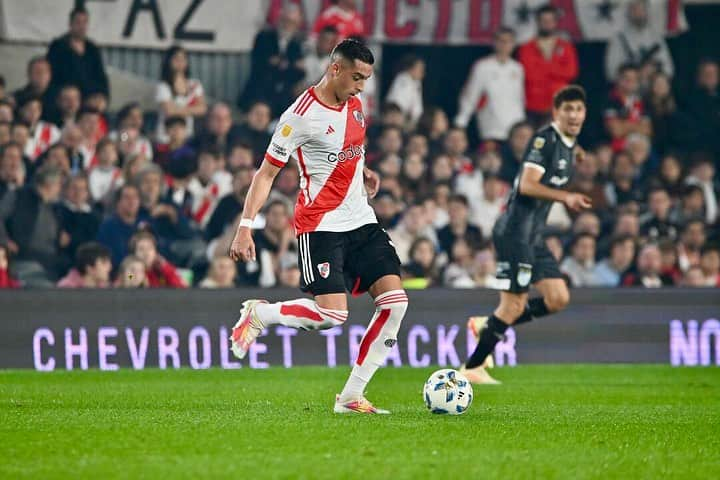 ロヘリオ・フネス・モリのインスタグラム：「Siempre pelear hasta el final!!!! +3 puntos importantes en casa. VAMOS RIVER!!!🤍❤️🤍⚽️🙏🏽」