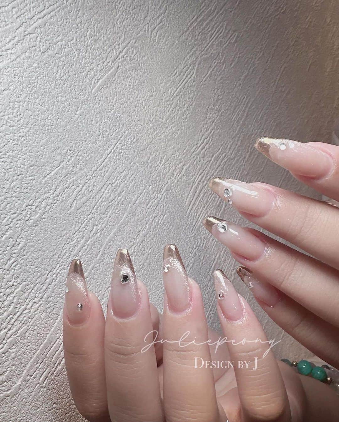 juliepeonyのインスタグラム：「看起來簡單優雅 其實 最需花時間與精力的款式 🍂🌰🤎」