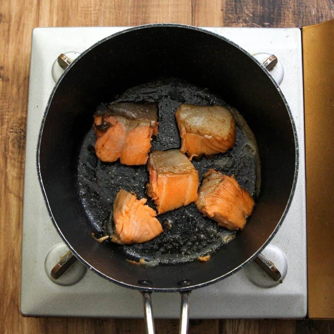 五十嵐豪さんのインスタグラム写真 - (五十嵐豪Instagram)「実は鮭の一番旨い食べ方では、って位、サッポロ一番塩に入れるとめちゃくちゃ旨い。バターとにんにくも入れて黒胡椒たっぷりが最高。  バター5g中火で熱し、生鮭1切れ焼きヘラで大きめに切り、水500ml、おろしニンニク小1入れ、煮立ったらラーメン、付属のスープ加え2分半煮て器に盛りバター、黒胡椒。  #ズボラ飯#ズボラ主婦#ご飯記録#節約レシピ#時短レシピ#時短料理#毎日ごはん#節約料理#簡単料理#簡単ごはん#簡単レシピ#夕ご飯#お家ご飯#料理好き#レシピ#しかない料理#ツナ缶レシピ」9月22日 12時00分 - gogoigarashi