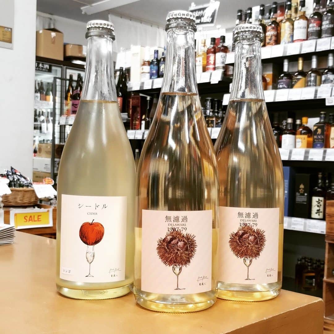 鈴木酒販神田店 〈日本酒とワインの専門店〉のインスタグラム：「御徒町の葡蔵人さんから２０２３年ヴィンテージとなる今年の新酒が到着です！  山梨県笛吹市で収穫された無濾過のデラウェアで、瓶詰前に少し試飲させていただきましたが、フレッシュな味わいとほどよい酸味のバランスがバッチリ！　美味しい！　一緒にシードルも仕入れましたのでこちらも是非～。」
