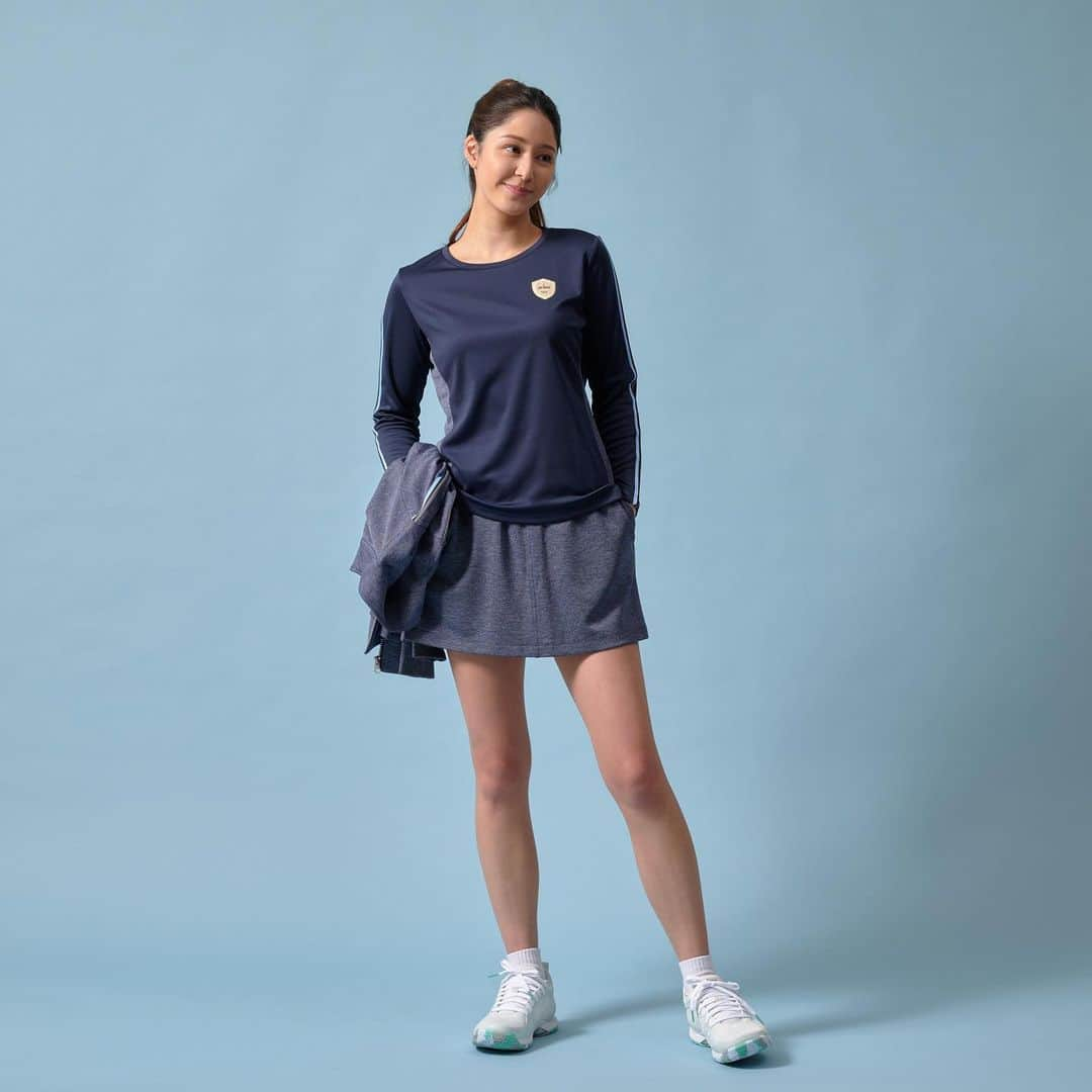 季葉のインスタグラム：「. Prince Apparel Collection  FALL & WINTER 2023 🎾  お気に入りのFWウェアをシェアします！ 特に好きなのは2枚目のベロアのジャケットとスコートのセット🌞 横にラインが入ってて、めちゃくちゃかわいいです😉 ベージュのショルダーバッグと合わせると完璧でした👌  ウェブカタログ是非見てみてください🫡　@princetennisjp」