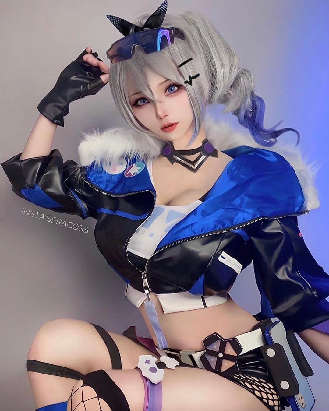 せら☆こすのインスタグラム：「my cosplay #silverwolf  #honkaistarrail  🐺 Thank you for providing this costume and wig 🙏🥲 @pizzamozzie Peterさんありがと🙏🌸🐺  . . . . . . . . . . . . . . . . . 最近ずっと元気がなくて ご心配をおかけしました😢🌸肩と肩甲骨の痛みは相変わらず痛いので、湿布しつつ徐々に回復を待ってます🥲😣  #崩壊スターレイル #銀狼　#silverwolfcosplay #銀狼コスプレ #honkai #honkaiimpact3 #honkaistarrailcosplay #gamecosplay #animecosplay #animewaifu #animeworld #animelover #gamelover」