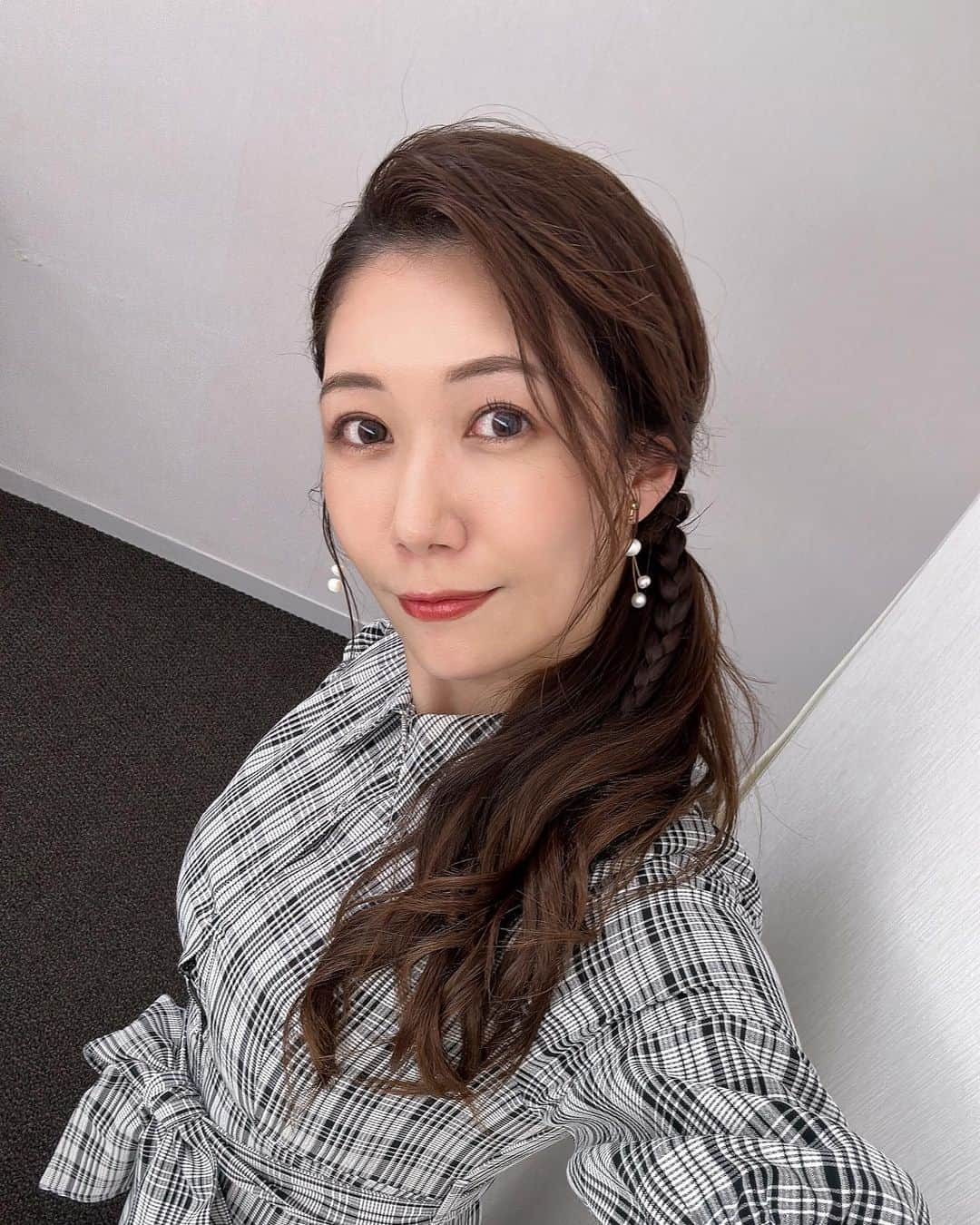 穂川果音さんのインスタグラム写真 - (穂川果音Instagram)「hairstyle  サイド寄せヘアだよー  #ヘアアレンジ　#ヘアスタイル　#サイド寄せヘア　#サイドアップ　#アベプラ　#アナウンサーコーデ」9月22日 11時58分 - hokawakanonn