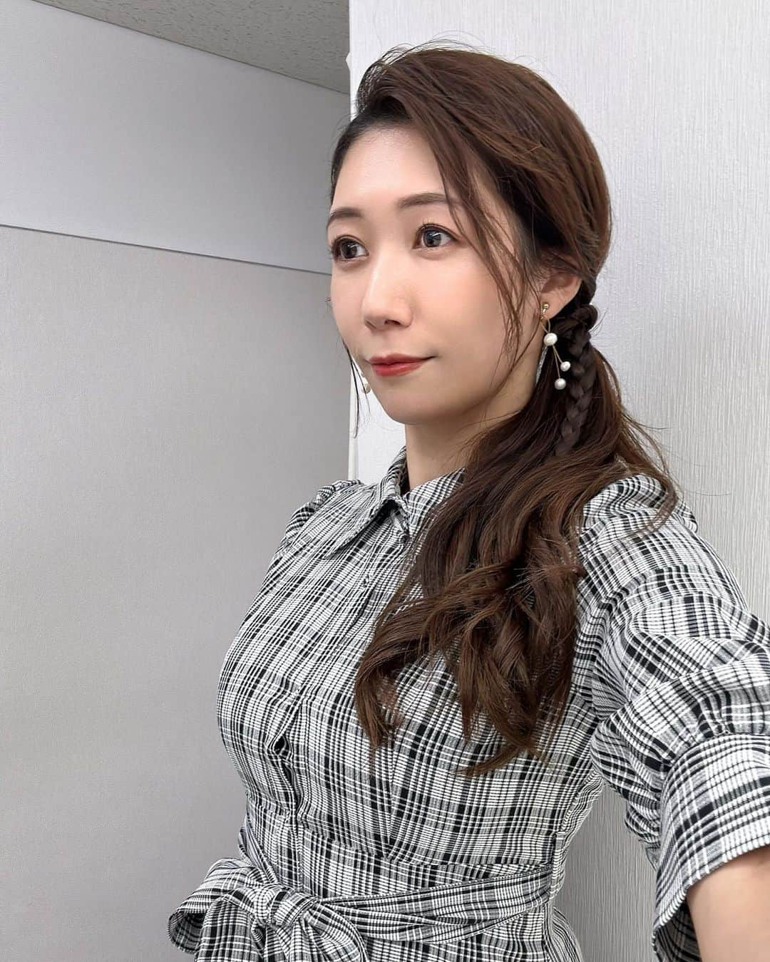 穂川果音さんのインスタグラム写真 - (穂川果音Instagram)「hairstyle  サイド寄せヘアだよー  #ヘアアレンジ　#ヘアスタイル　#サイド寄せヘア　#サイドアップ　#アベプラ　#アナウンサーコーデ」9月22日 11時58分 - hokawakanonn