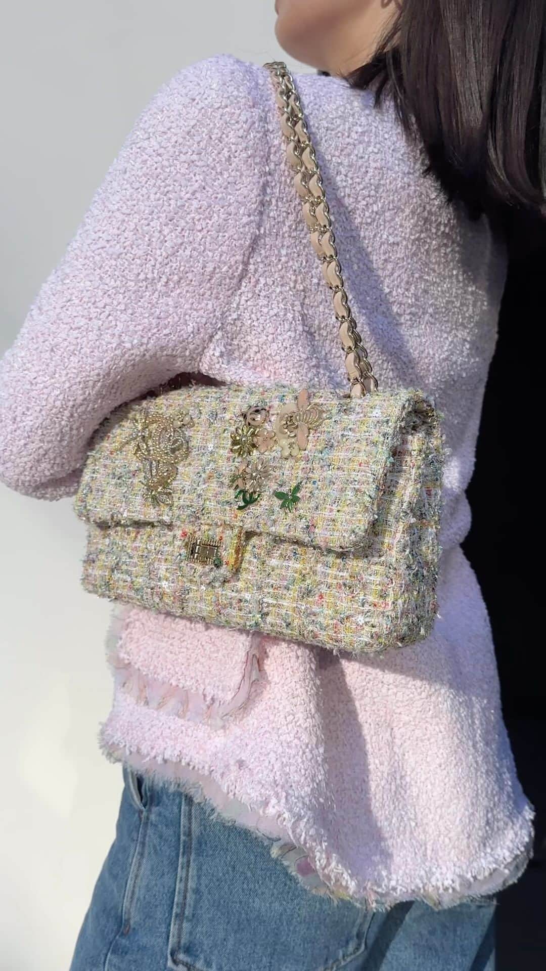 のインスタグラム：「Tweed Garden Party 2.55 🕊💠  Product code : 26200  #chanelvintage #chaneltweed #chanelbag #chanellover」