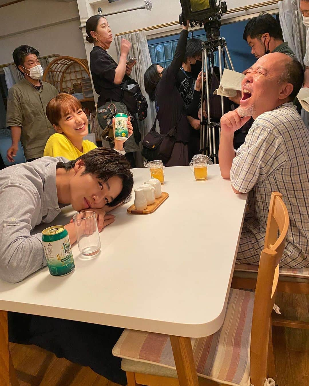 この素晴らしき世界のインスタグラム：「みんなで乾杯〜🍻  #マキタスポーツ さん #平祐奈 さん #中川大輔 さん が浜岡家で撮影中🎥  本当の飲み会みたいに楽しそうです😊  #この素晴らしき世界 #すばせか」