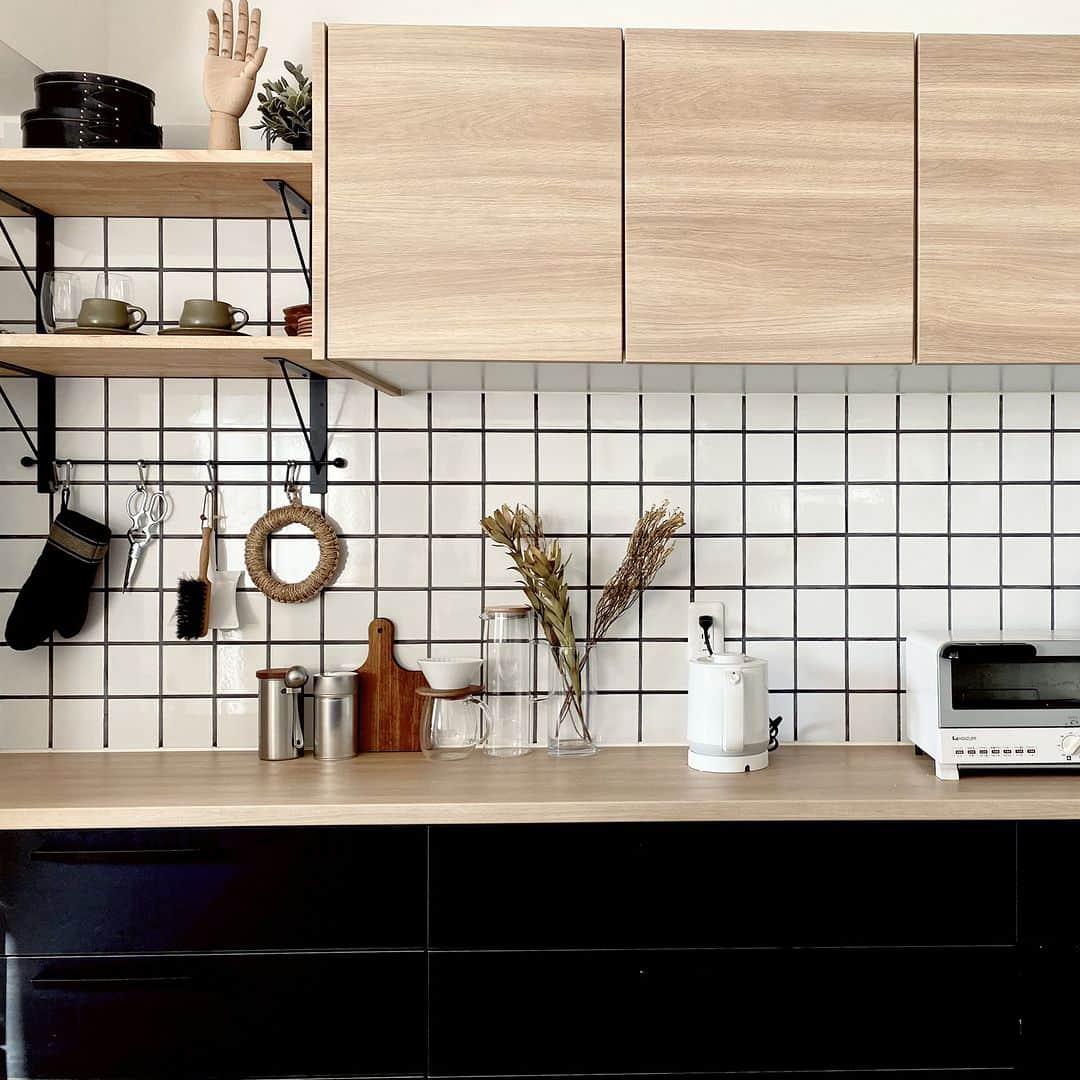 ムクリ［mukuri］さんのインスタグラム写真 - (ムクリ［mukuri］Instagram)「工夫を凝らし自分好みに近づける。上手く組み合わせてカスタマイズしたオリジナルのキッチン  家づくりにおいて  予算の壁が立ちはだかることは  よくありますよね。   自分の好みと予算とが  合致するものがなかなか無く  キッチン選びに難航したというaoiさん。   そんな中でも  コストを抑えながら好みの見た目に近づくよう  工夫を凝らしながら作り上げられていました。   標準仕様と造作を上手に組み合わせ  小さな部分にまで自分の好みを追求したことで  オリジナリティのあるキッチンに。   予算の中でできることを探し  納得のできるものになるまでの過程に  こんなこともできるんだ！といった  ヒントを教えてくださっています。   aoiさんの  こだわりと工夫が詰め込まれたキッチン  ぜひ、ご覧ください♩   –––––––––––––––––– ムクリ公式アカウントでは くらしの中にある"好き"や"コダワリ"を毎日お届け。  インテリア、整理収納から家づくりなど 日常で参考になる情報から サラッと読める短編コラムまで ご紹介していますのでフォローしてぜひご覧ください。 ▶︎ @mukuri_official ・  「 #ムクリ 」のタグもいつも楽しく拝見しています☺️  オリジナルブランドは @daily_mukuri  くらしの中にあったらいいいな、 そんな商品を企画・制作、集めています。 ––––––––––––––––––  #キッチン#キッチンインテリア#タカラスタンダード#注文住宅#ペンダントライト #e17 #カフェ風インテリア#ヘリンボーン#シンプルインテリア#モモナチュラル #インテリア好きな人と繋がりたい #照明計画 #ldk #マイホーム記録#子どものいる暮らし #子どものいる生活 #赤ちゃんのいる生活 #赤ちゃんのいる暮らし #くらしの編集#ムクリ」9月22日 12時05分 - mukuri_official