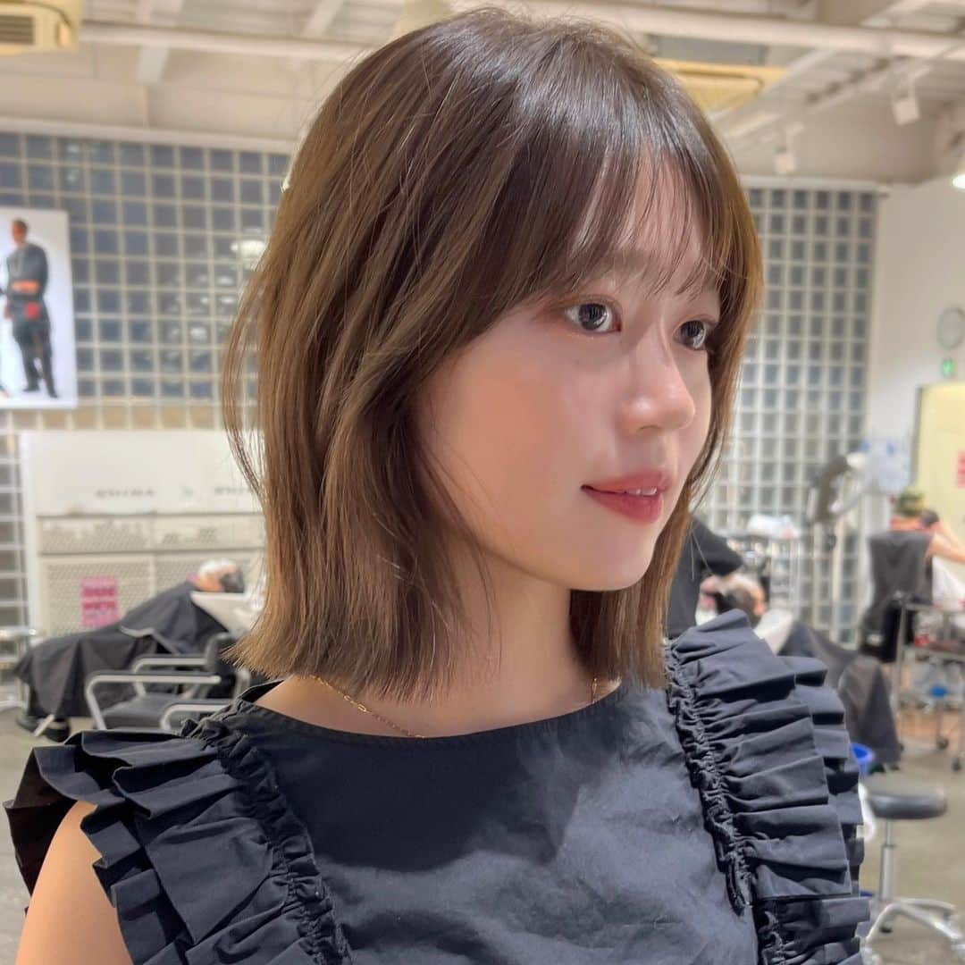 中根稔貴のインスタグラム：「顔まわりに動きを出した上品なlayer lobスタイル  落ち着いた色味の増える秋ファッションにポイントをプラスしたhairです🍁  #オリーブベージュ  #ロブ#ボブ#くびれボブ#ミディアムヘア#カジュアルヘア#レイヤーカット#透明感カラー#グレージュ#グレージュカラー#オリーブグレージュ#顔周りレイヤー#フェイスレイヤー#カジュアルヘア#くびれヘア#透明感ヘア #オリーブベージュ#SHIMA原宿#原宿美容室#SHIMAHARAJUKU」