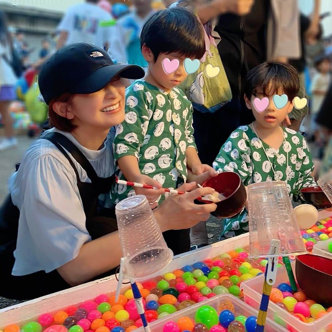 矢口真里のインスタグラム：「そんでもって、 夏の思い出その２  夏の終わりにお祭りへ⛩️✨ 息子たちも甥っ子もゆしんも大喜び🤣✨  両親もおとうちゃんも友達カップルもかなりの大人数で 子供に戻った感じでとても楽しかったー😂✨ 次男は初めてのお祭りかも😊✨ ずっと興奮して暴れてたw」